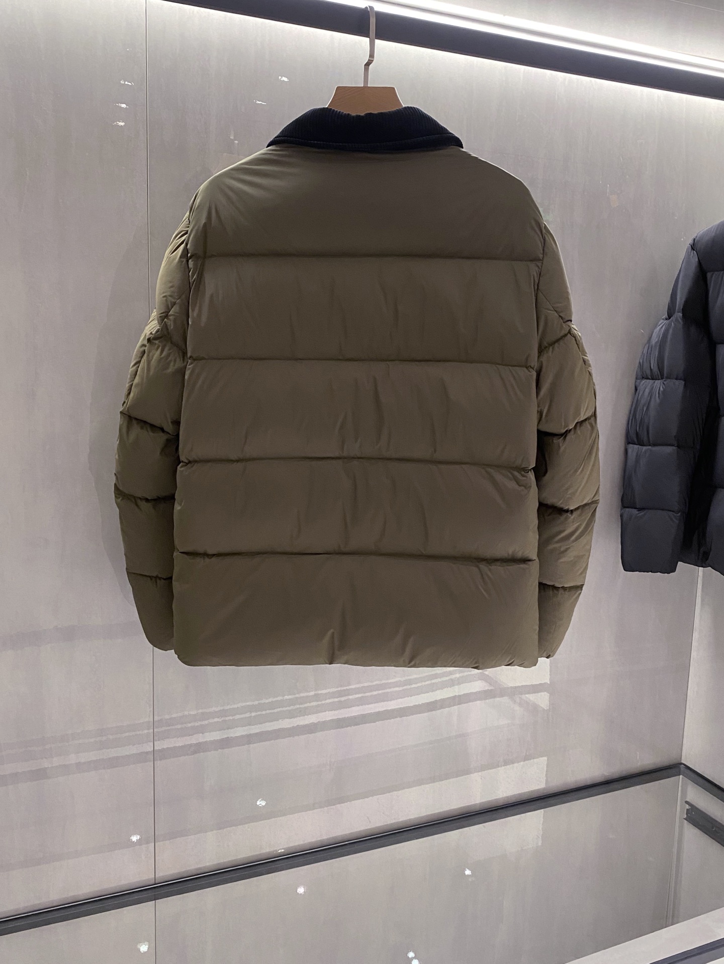 军绿色特写篇展示……连帽可脱卸