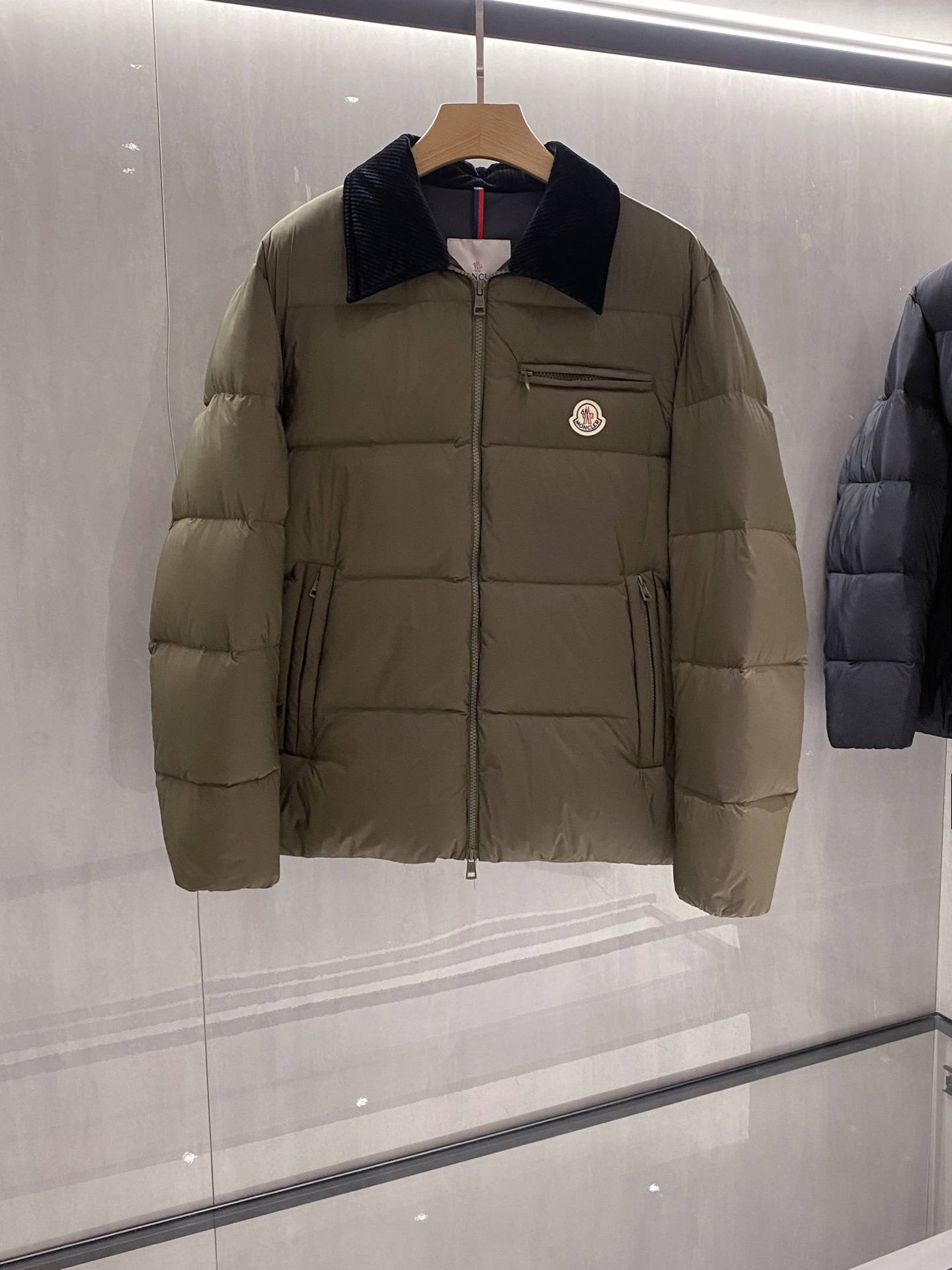 军绿色特写篇展示……连帽可脱卸