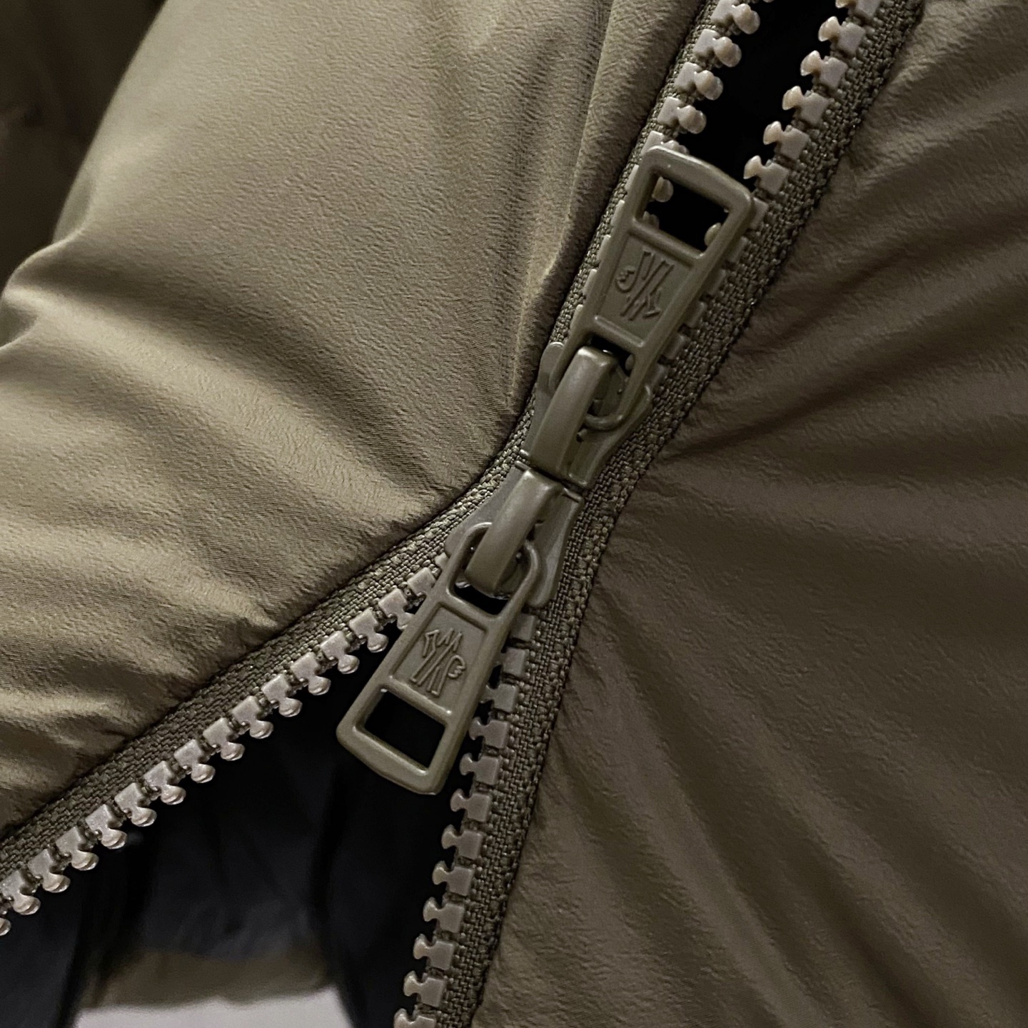 军绿色特写篇展示……连帽可脱卸