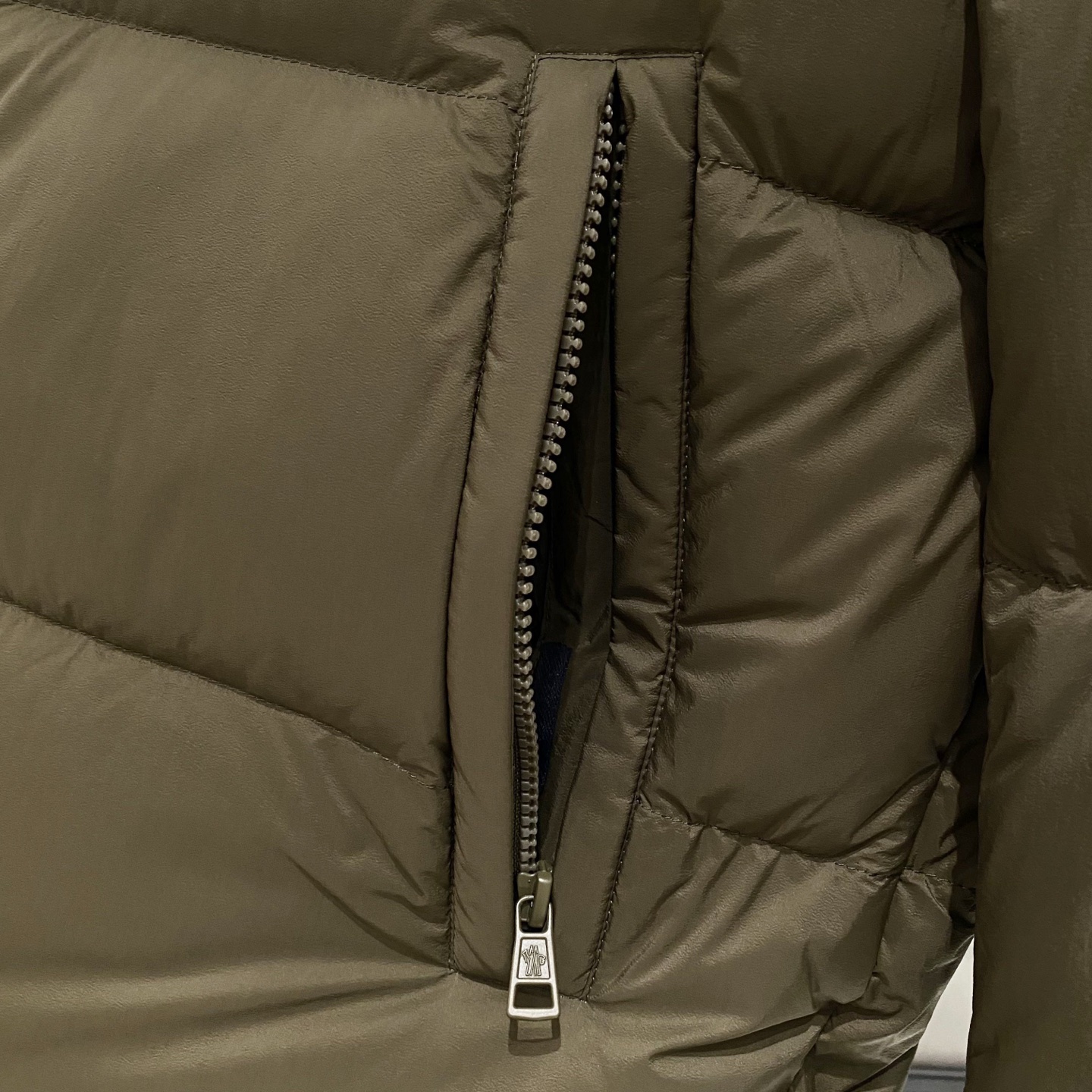 军绿色特写篇展示……连帽可脱卸