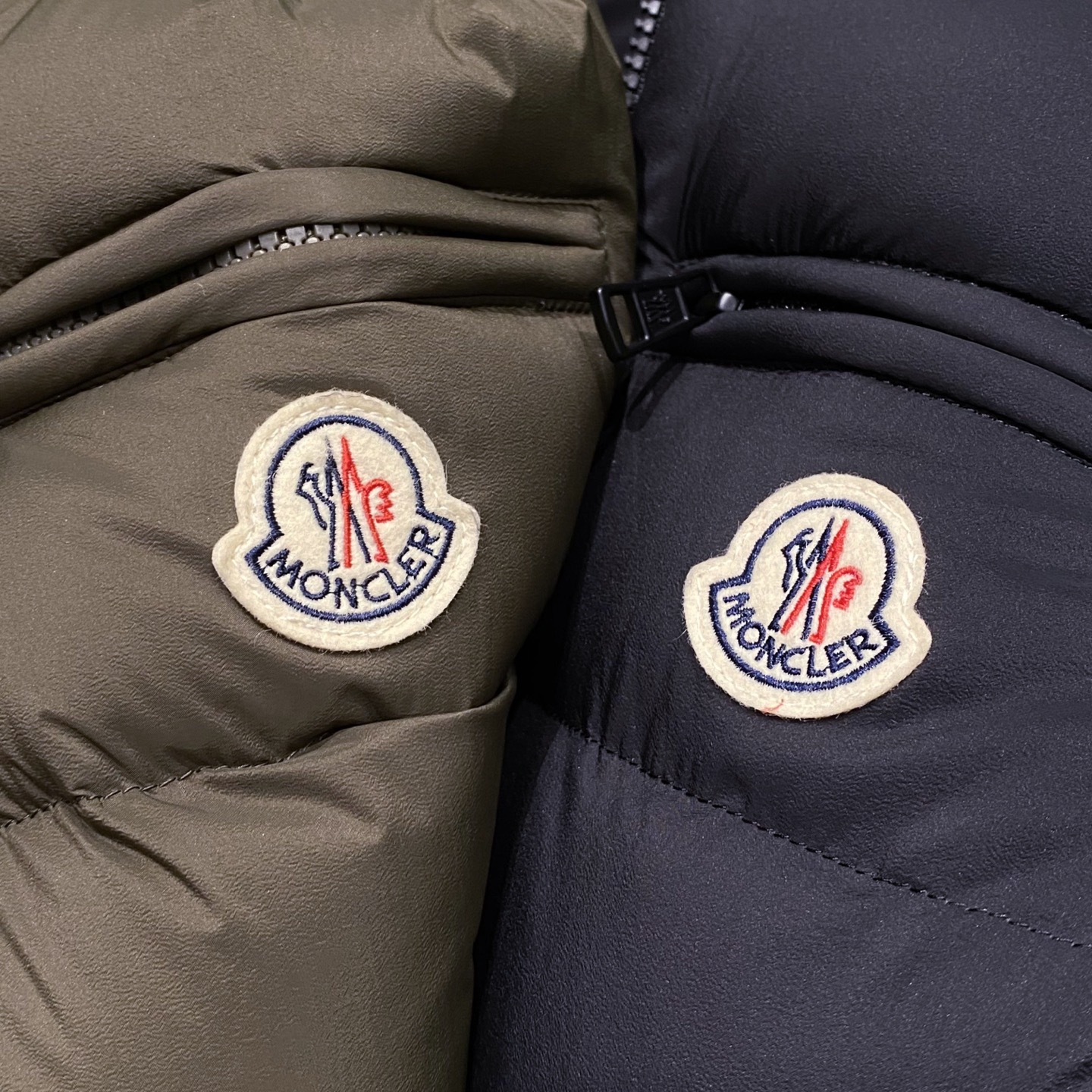 Monc 蒙口秋冬新款时尚翻领连帽羽绒服外套海外贸易渠道订购，LL中国香港仓直发，精品限量销售。这款秋冬