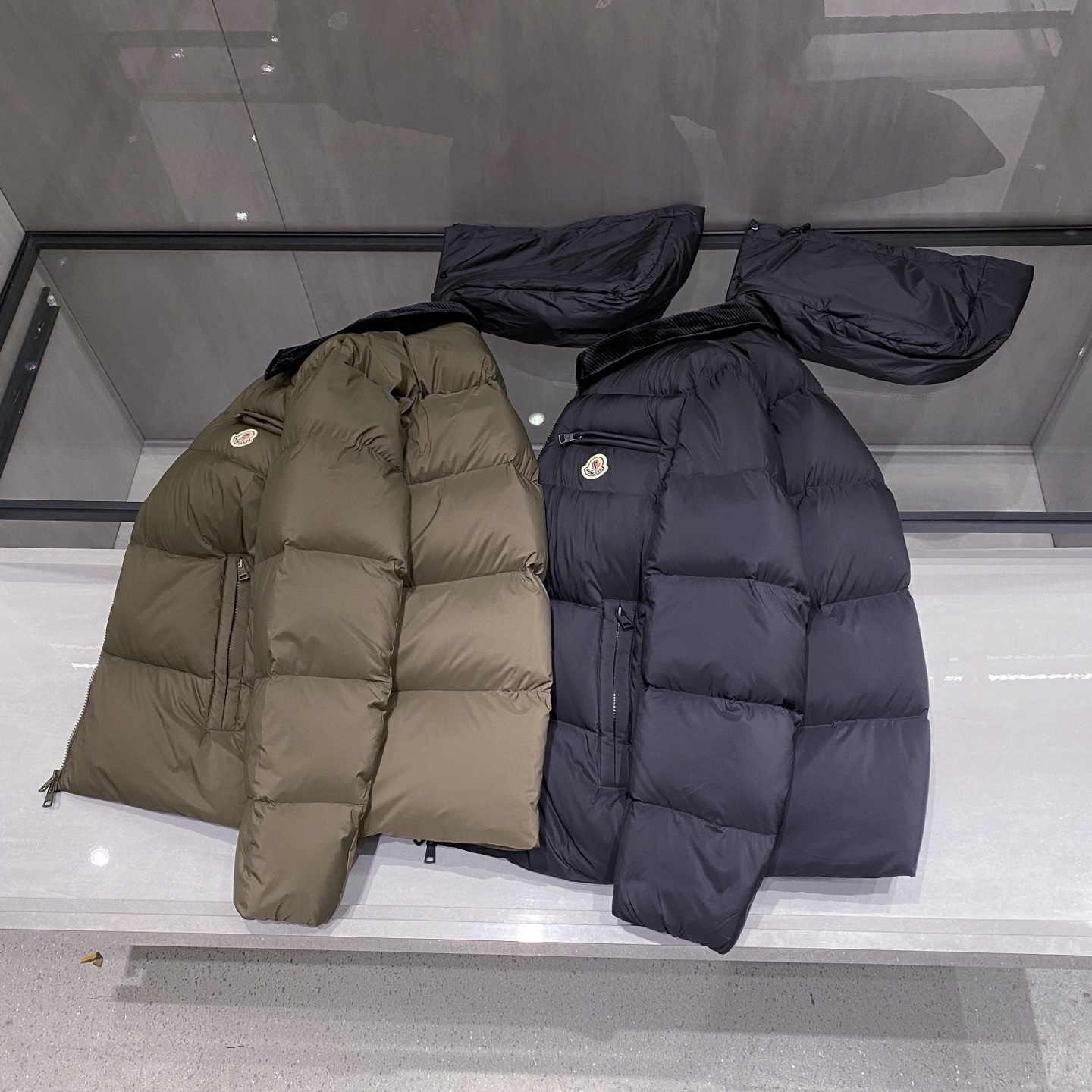 Monc 蒙口秋冬新款时尚翻领连帽羽绒服外套海外贸易渠道订购，LL中国香港仓直发，精品限量销售。这款秋冬