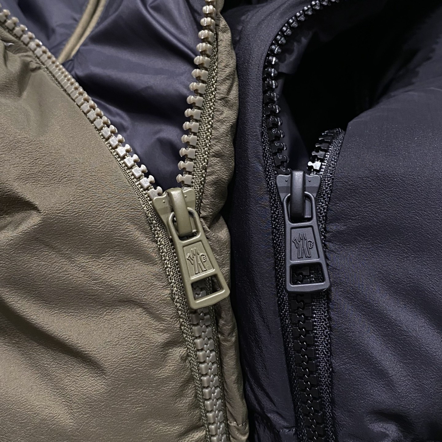 Monc 蒙口秋冬新款时尚翻领连帽羽绒服外套海外贸易渠道订购，LL中国香港仓直发，精品限量销售。这款秋冬