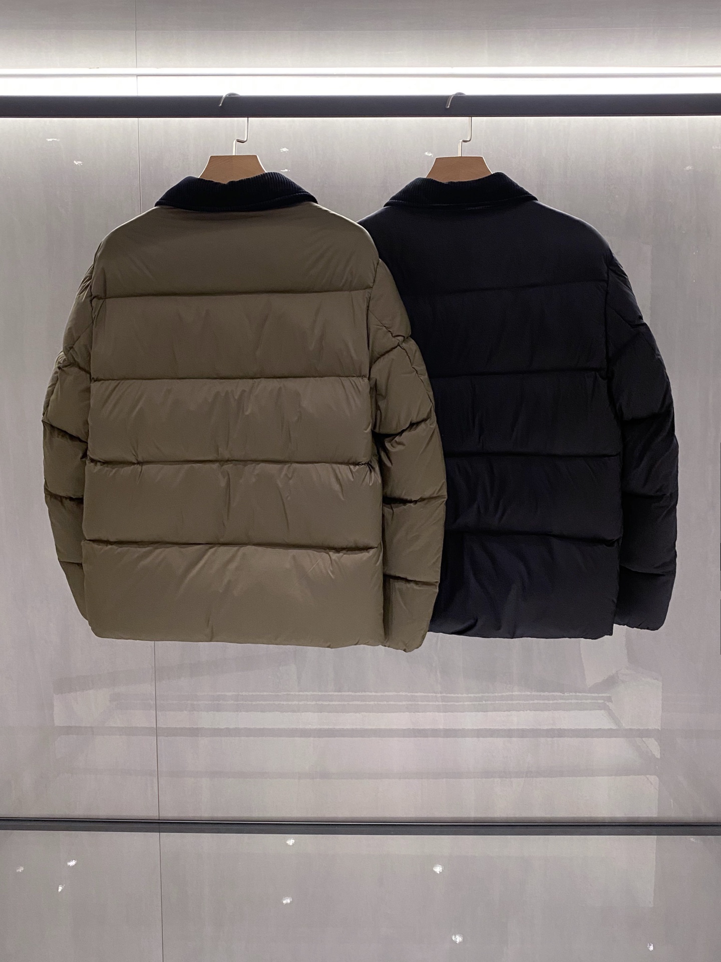 Monc 蒙口秋冬新款时尚翻领连帽羽绒服外套海外贸易渠道订购，LL中国香港仓直发，精品限量销售。这款秋冬