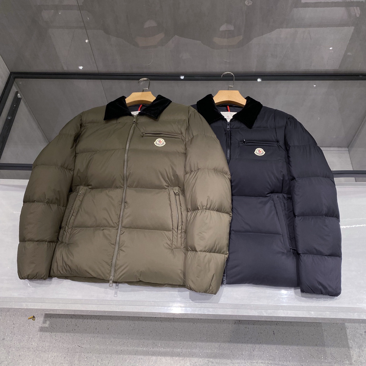 Monc 蒙口秋冬新款时尚翻领连帽羽绒服外套海外贸易渠道订购，LL中国香港仓直发，精品限量销售。这款秋冬