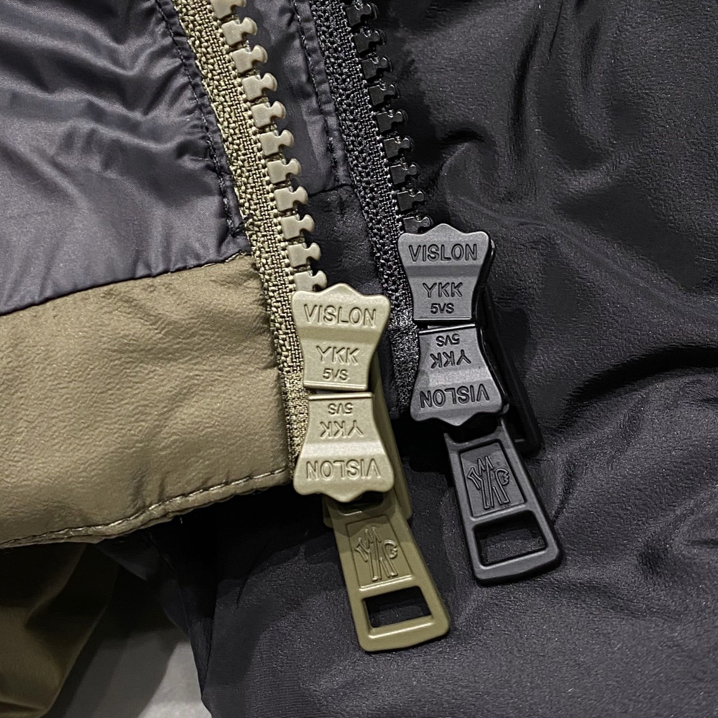 Monc 蒙口秋冬新款时尚翻领连帽羽绒服外套海外贸易渠道订购，LL中国香港仓直发，精品限量销售。这款秋冬