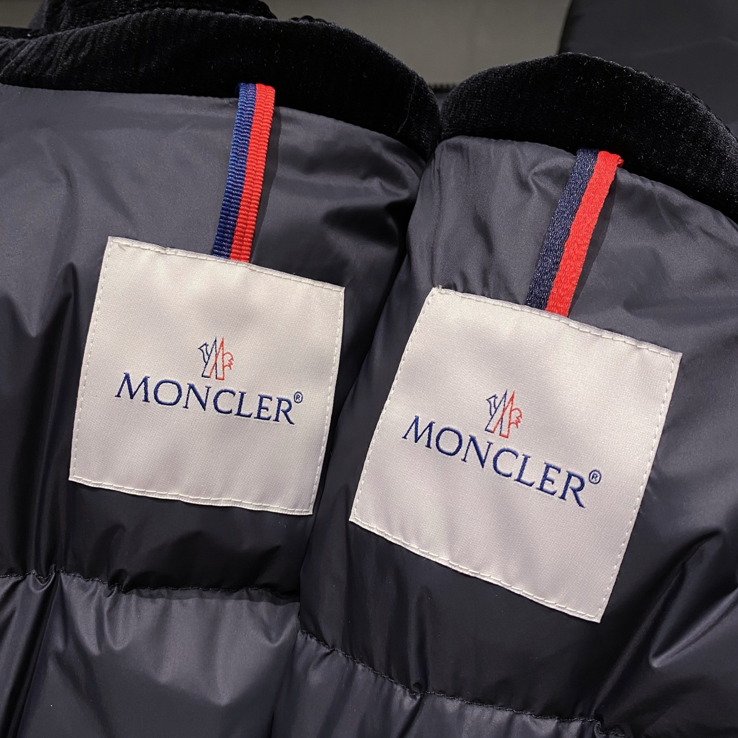 Monc 蒙口秋冬新款时尚翻领连帽羽绒服外套海外贸易渠道订购，LL中国香港仓直发，精品限量销售。这款秋冬