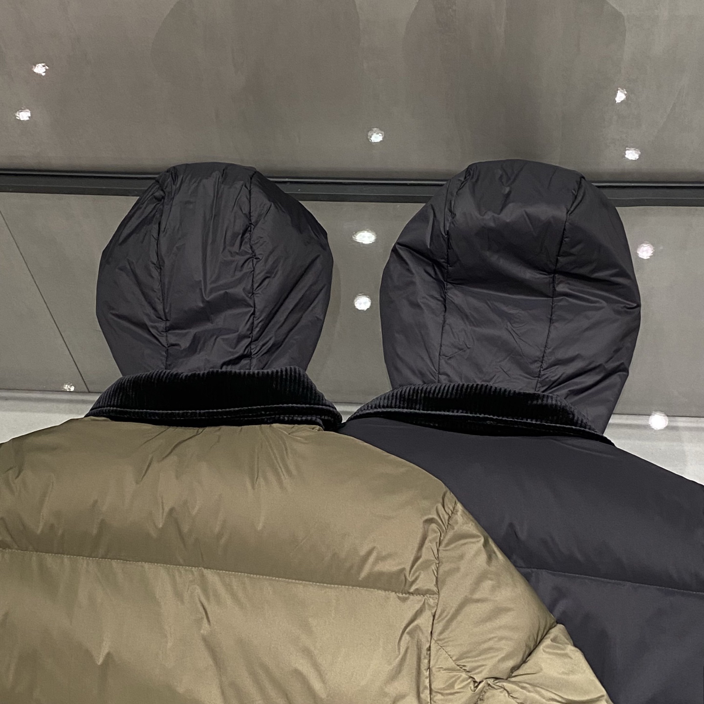 Monc 蒙口秋冬新款时尚翻领连帽羽绒服外套海外贸易渠道订购，LL中国香港仓直发，精品限量销售。这款秋冬