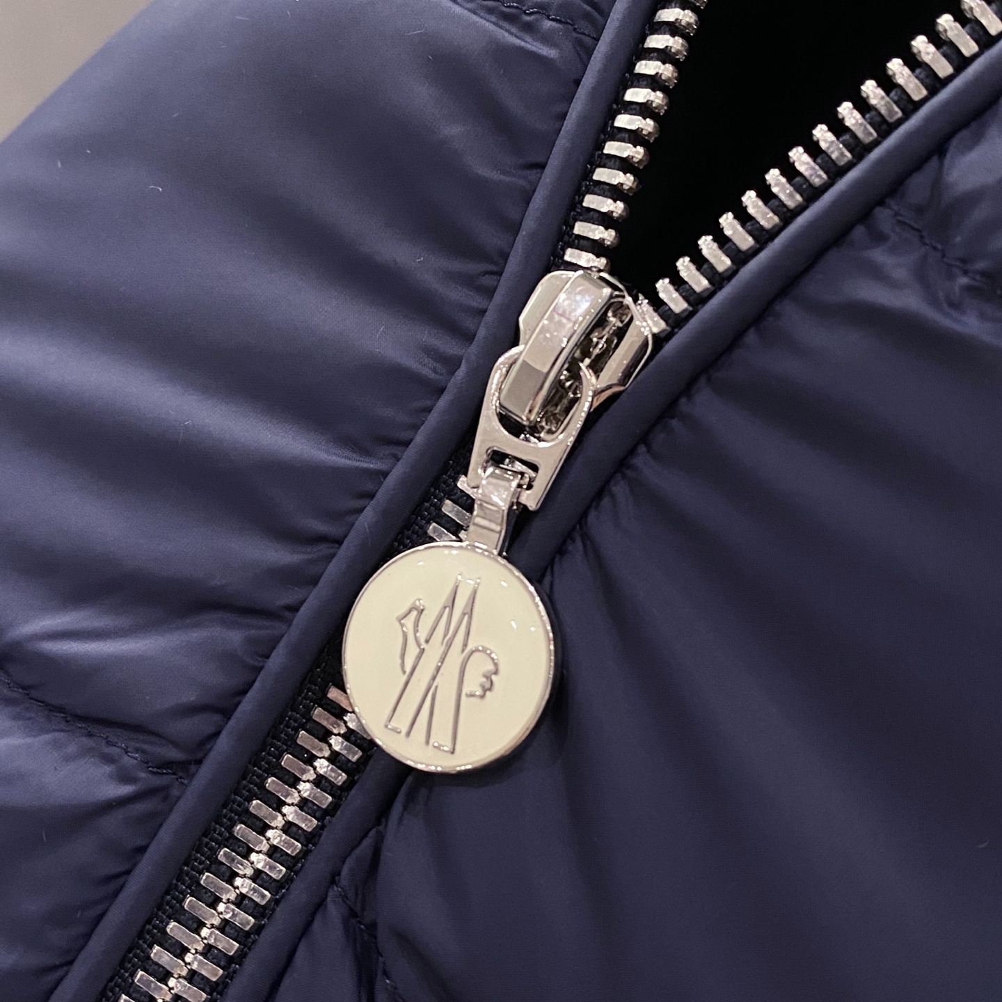 藏蓝色特写篇展示……针织袖高端羽绒服90国标白鸭绒