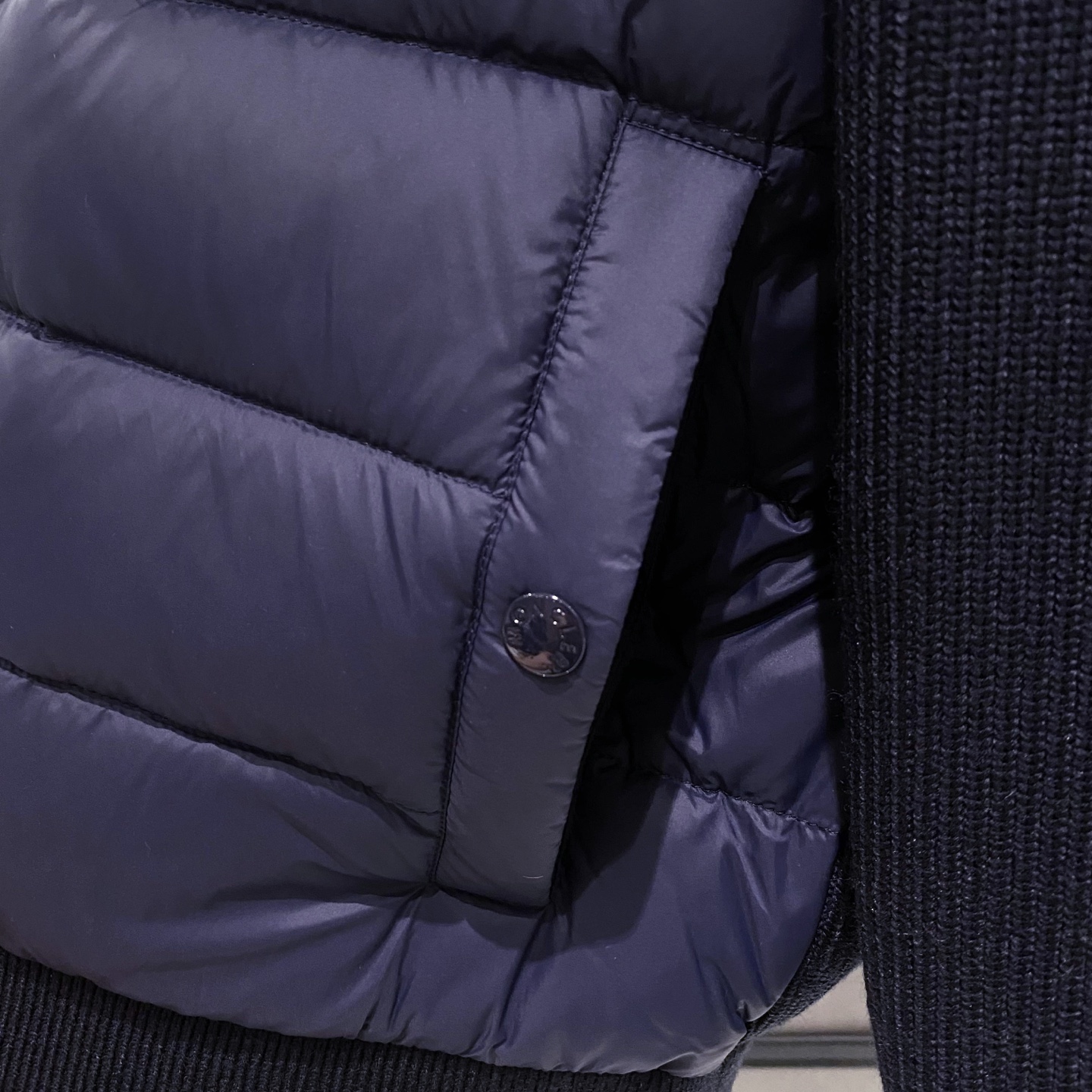 藏蓝色特写篇展示……针织袖高端羽绒服90国标白鸭绒