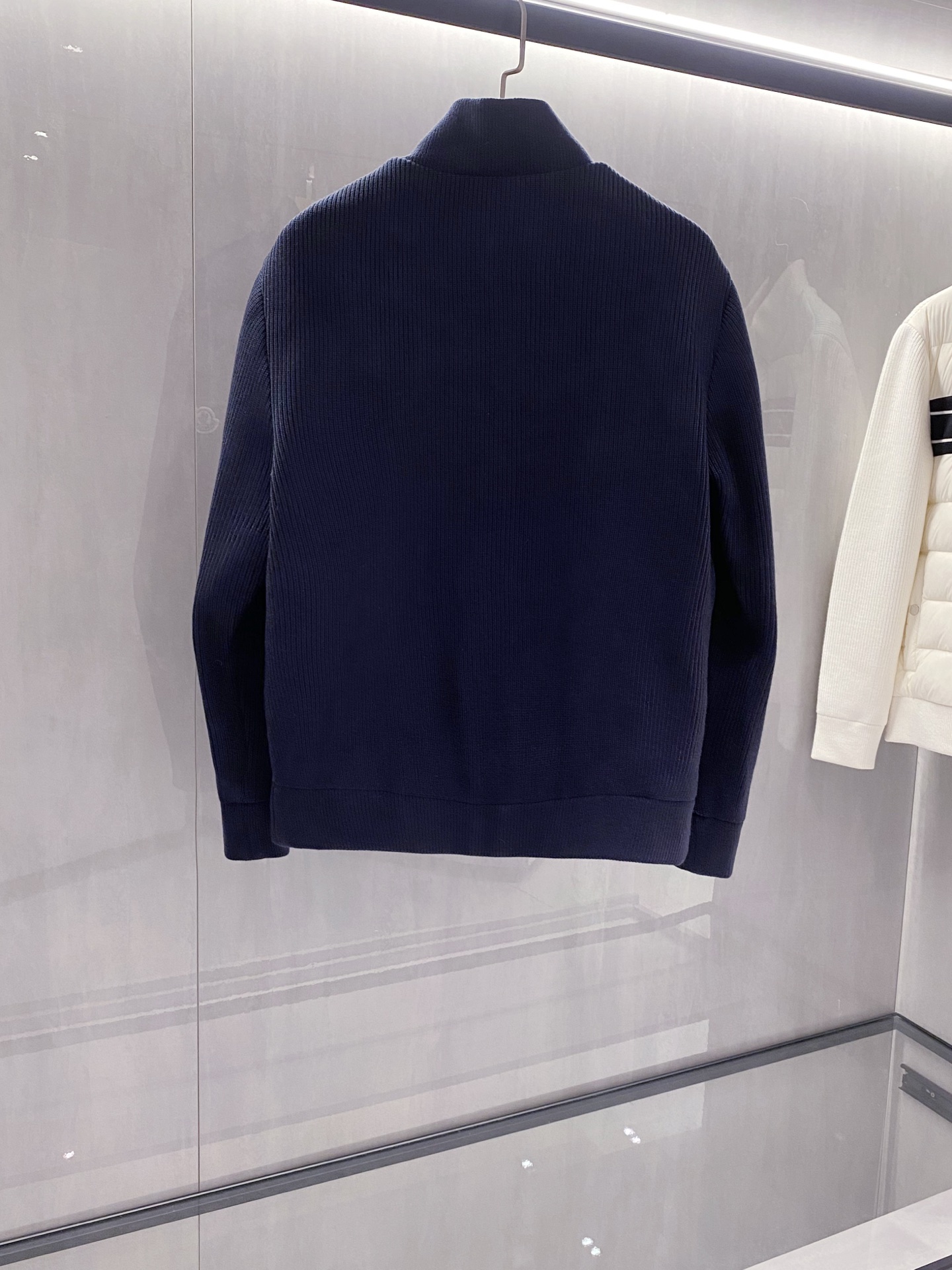 藏蓝色特写篇展示……针织袖高端羽绒服90国标白鸭绒