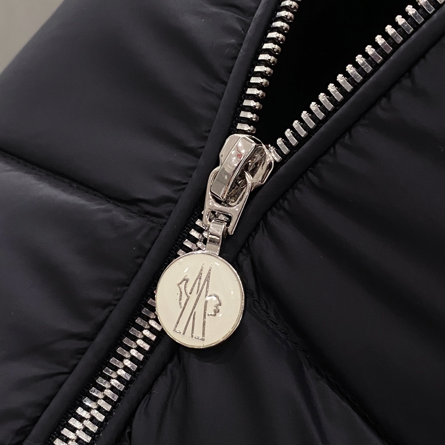 黑色特写篇展示……