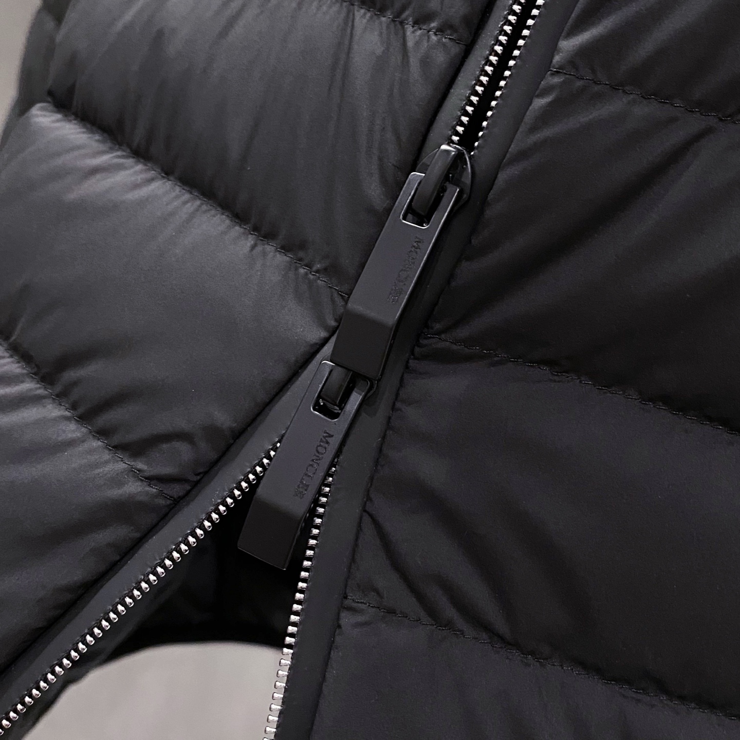 特写篇展示……连帽轻薄羽绒服