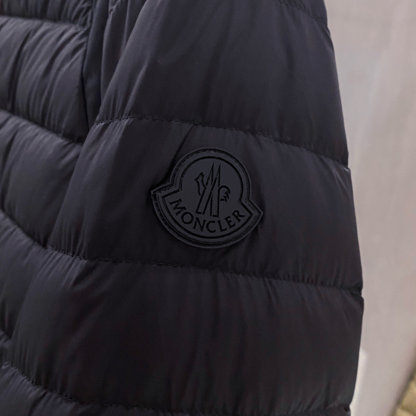 特写篇展示……连帽轻薄羽绒服