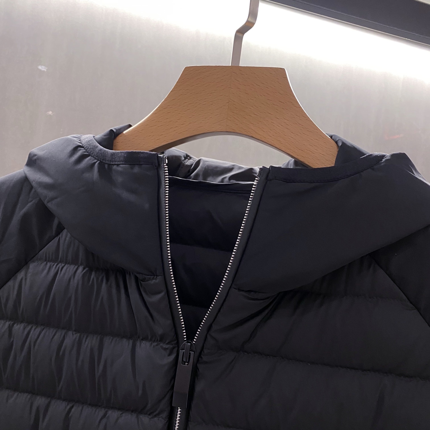 特写篇展示……连帽轻薄羽绒服