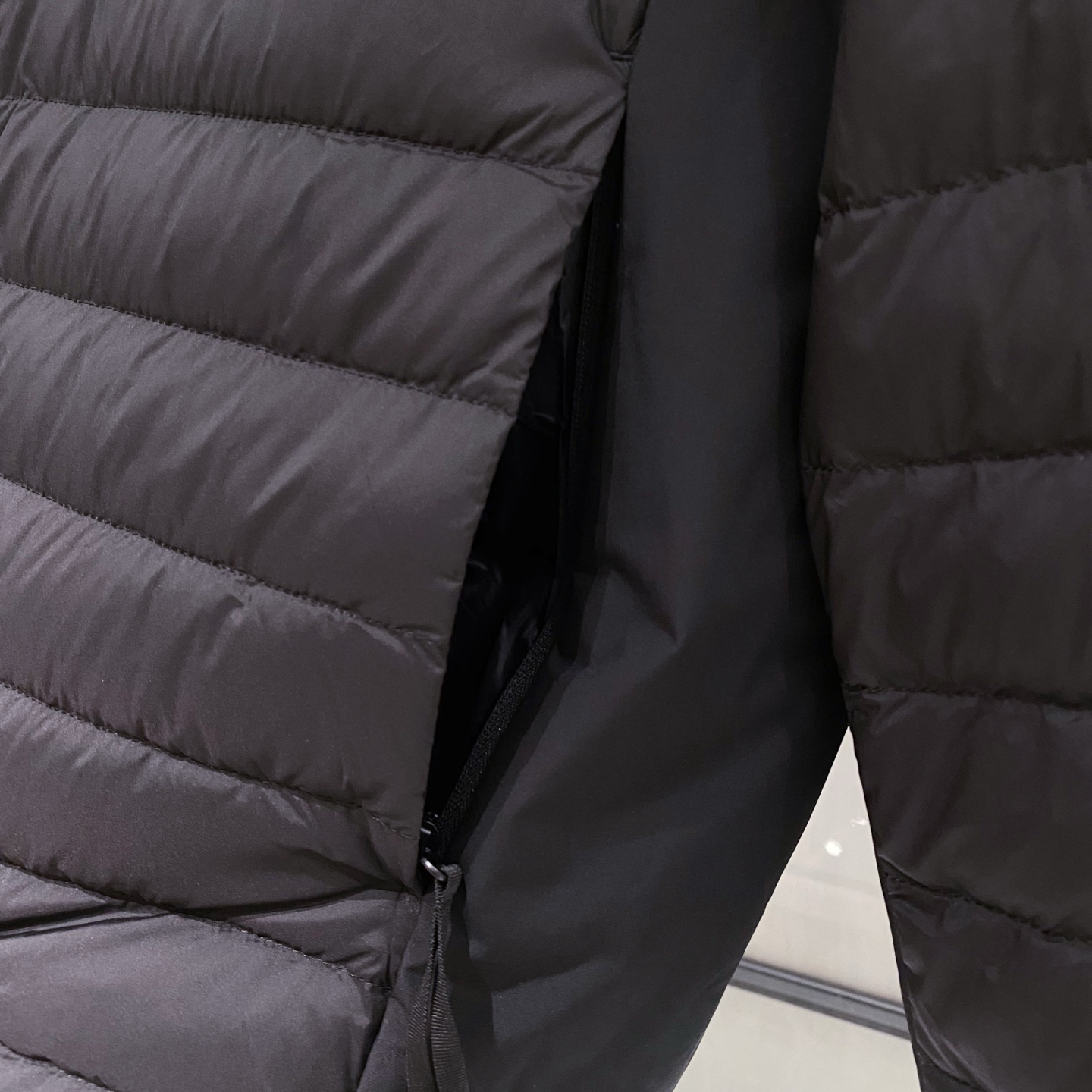 特写篇展示……连帽轻薄羽绒服