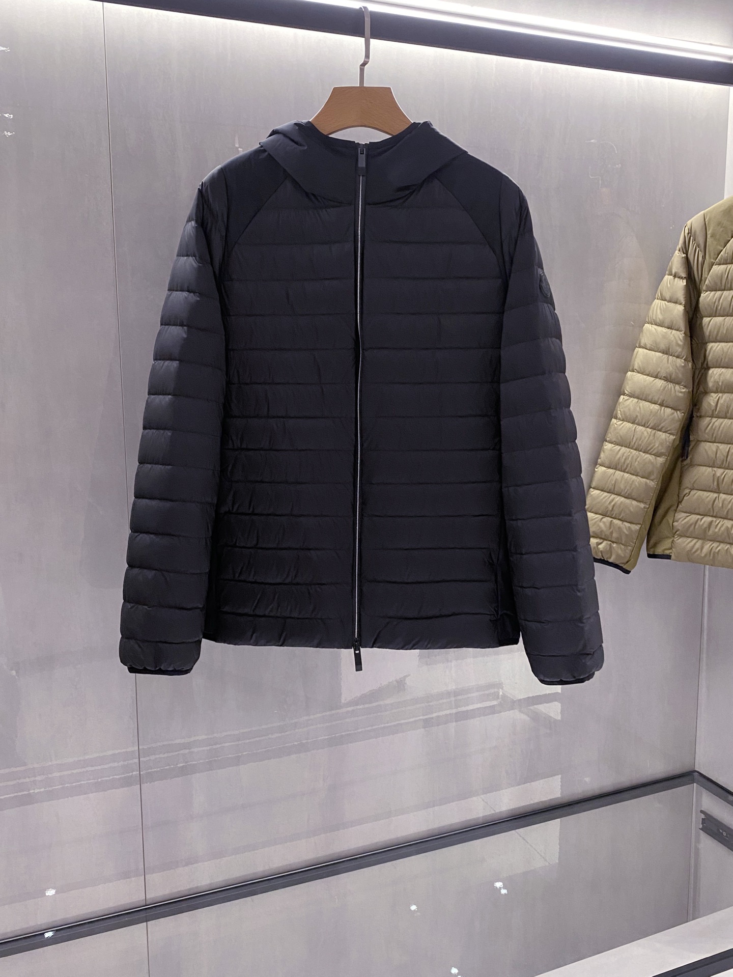 特写篇展示……连帽轻薄羽绒服