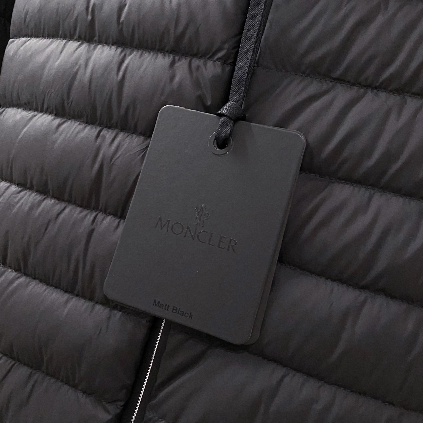 特写篇展示……连帽轻薄羽绒服