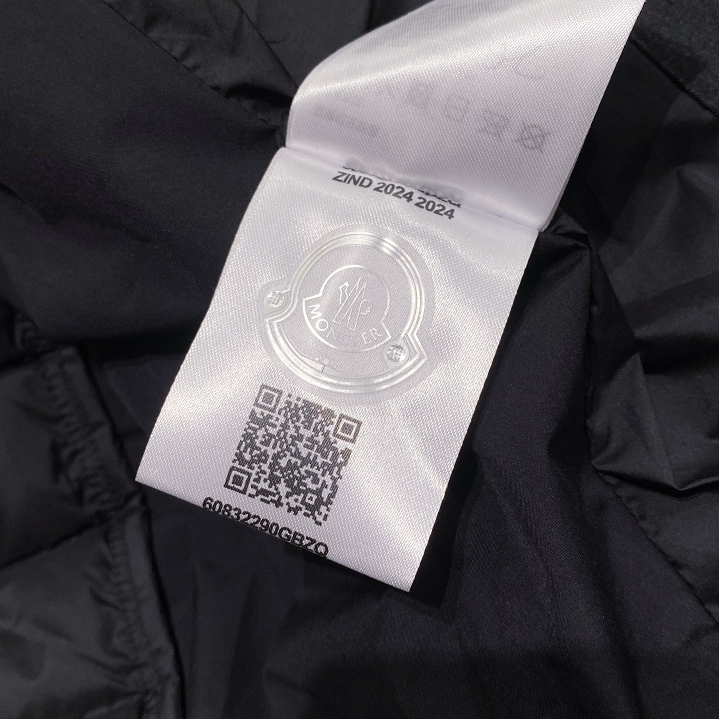 特写篇展示……连帽轻薄羽绒服