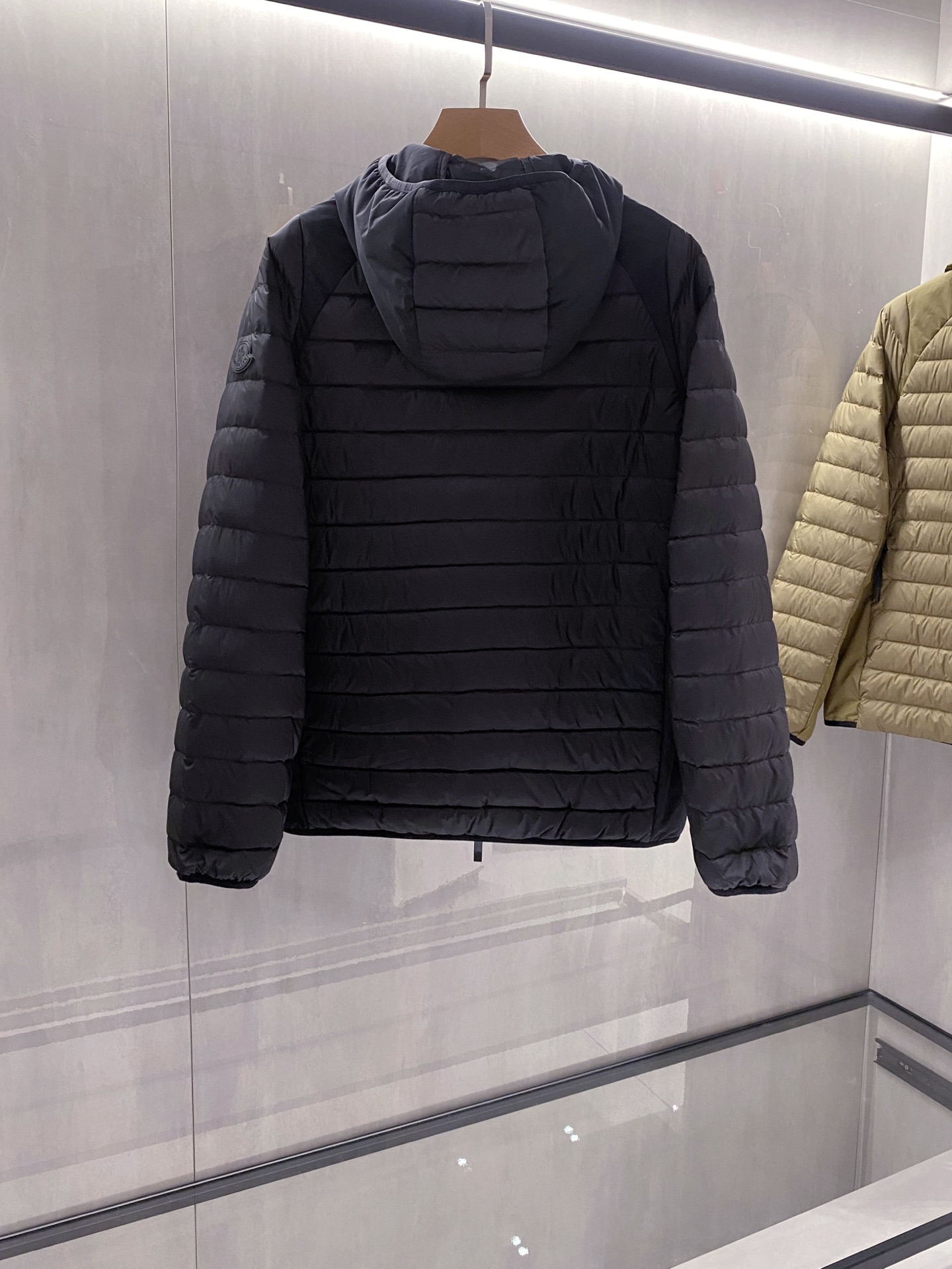 特写篇展示……连帽轻薄羽绒服