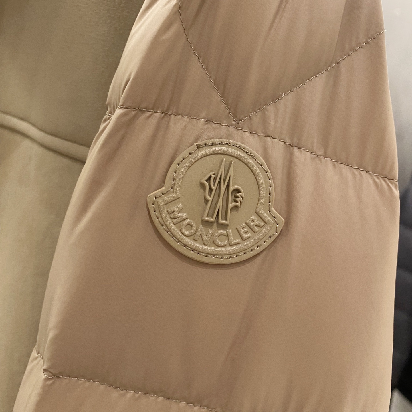 卡其色羽绒服……