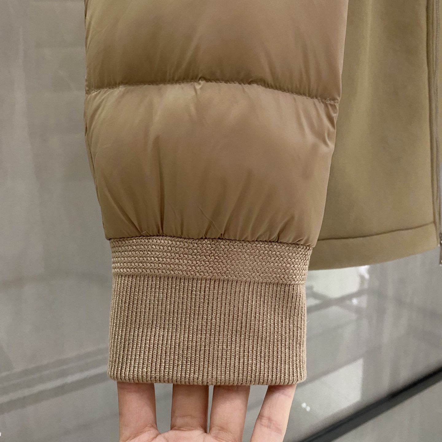 卡其色羽绒服……