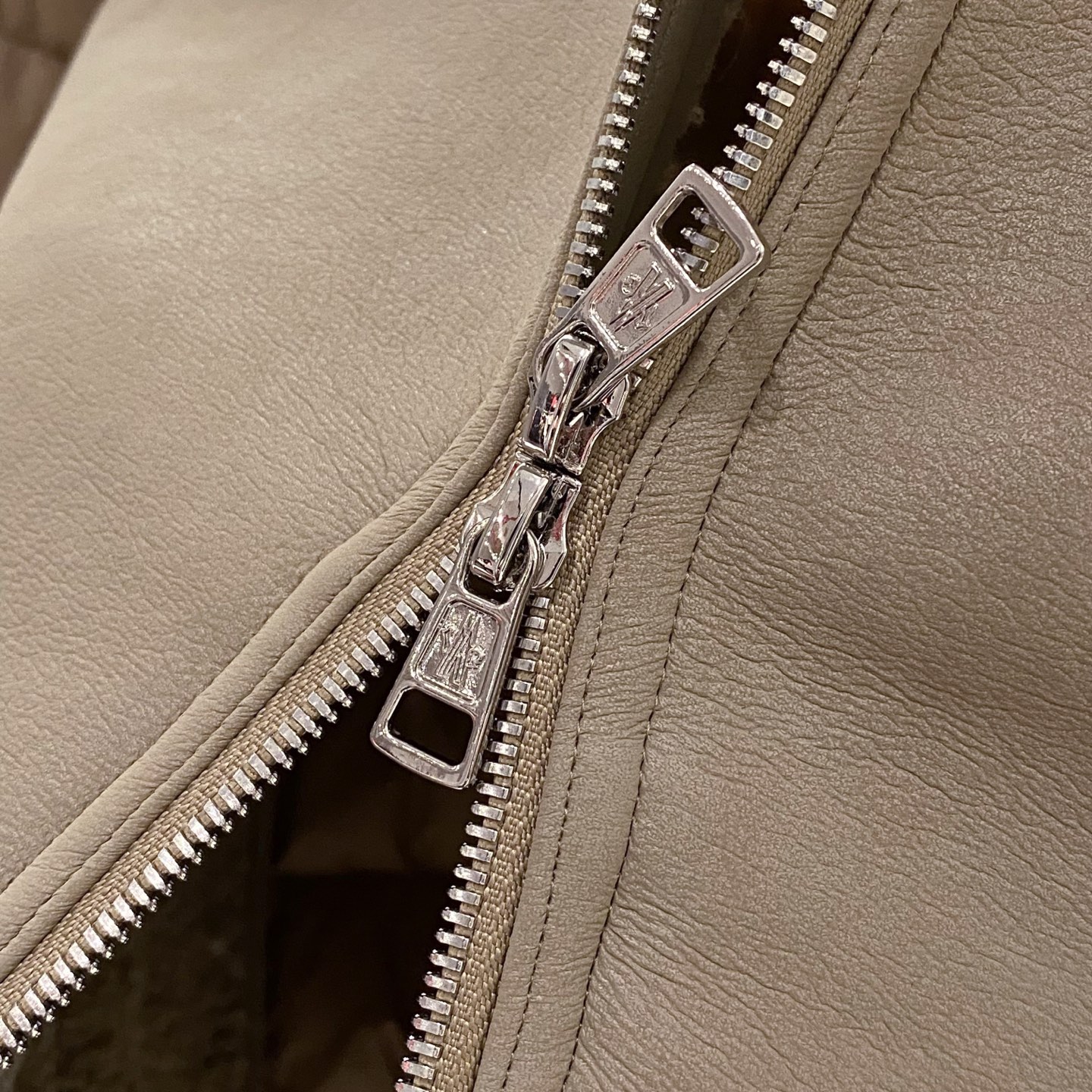 卡其色羽绒服……