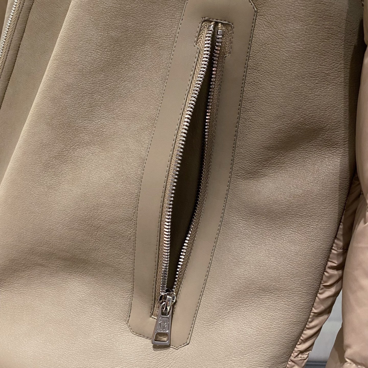 卡其色羽绒服……