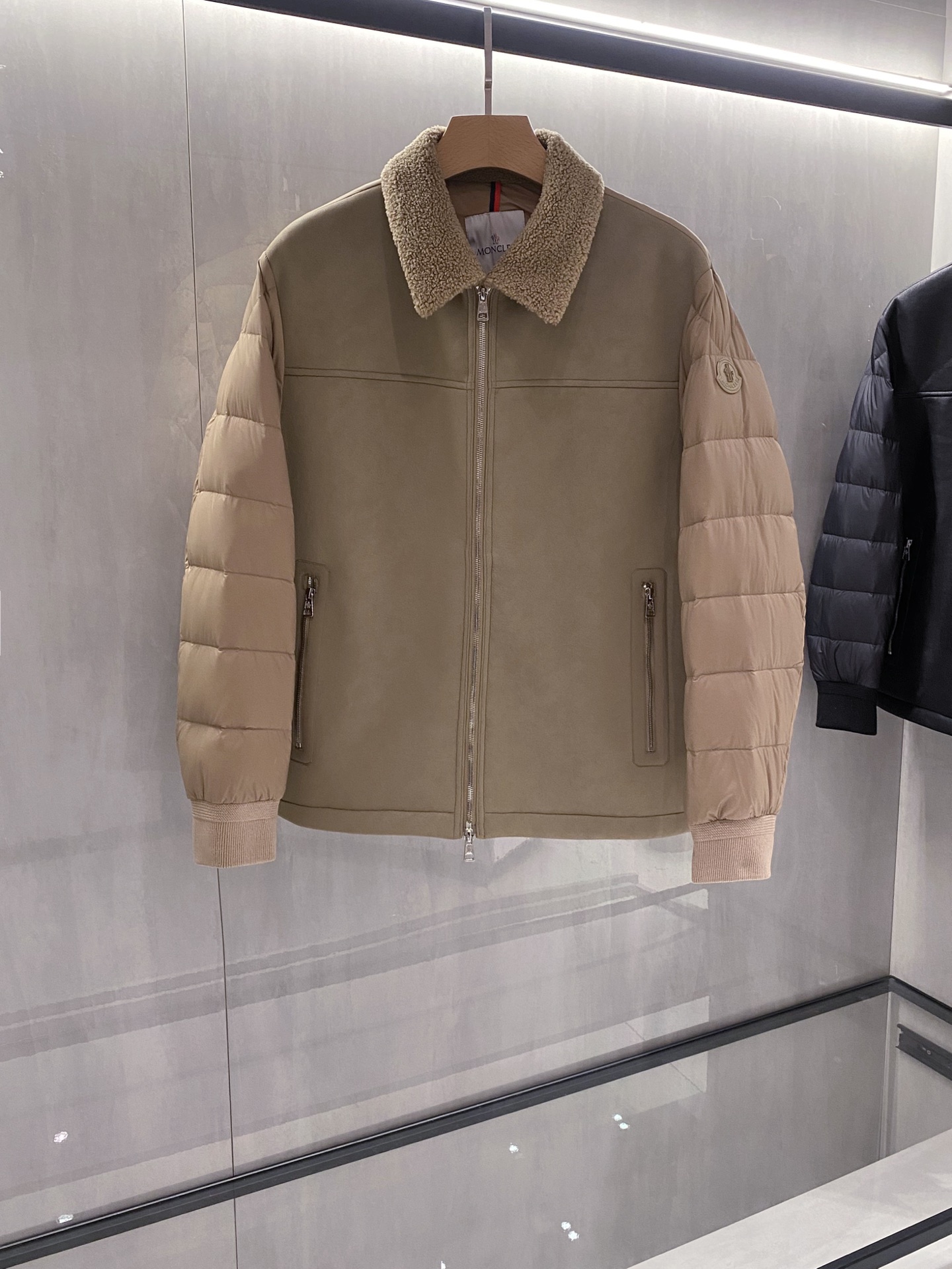 卡其色羽绒服……