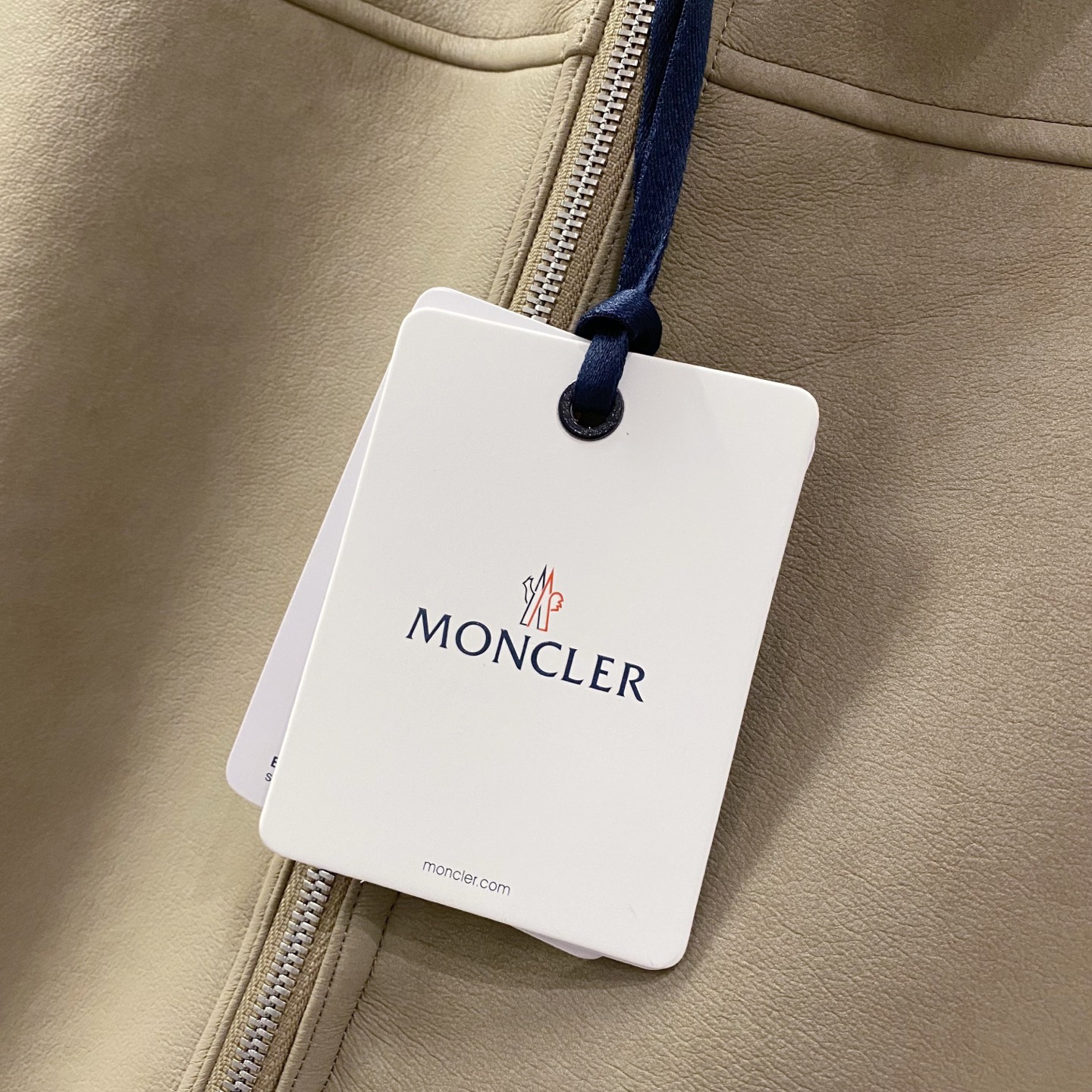 卡其色羽绒服……