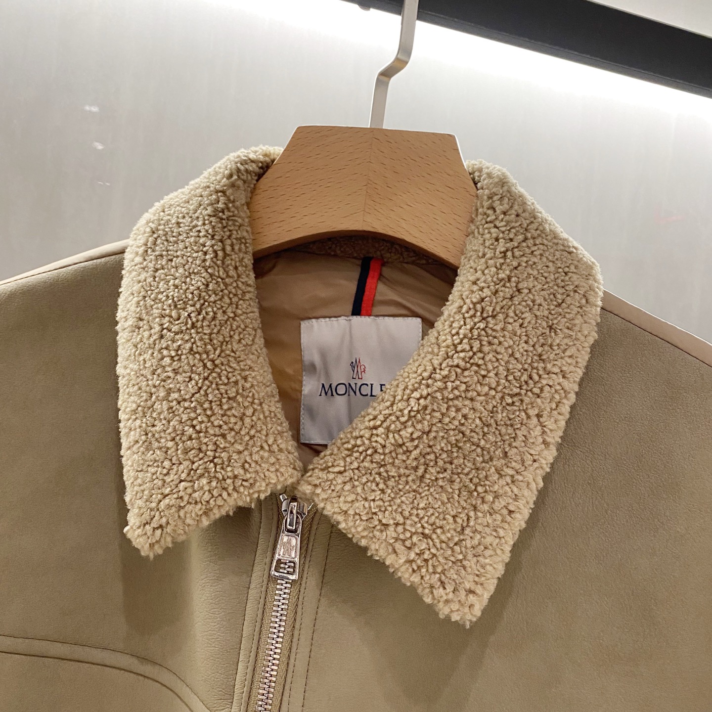 卡其色羽绒服……