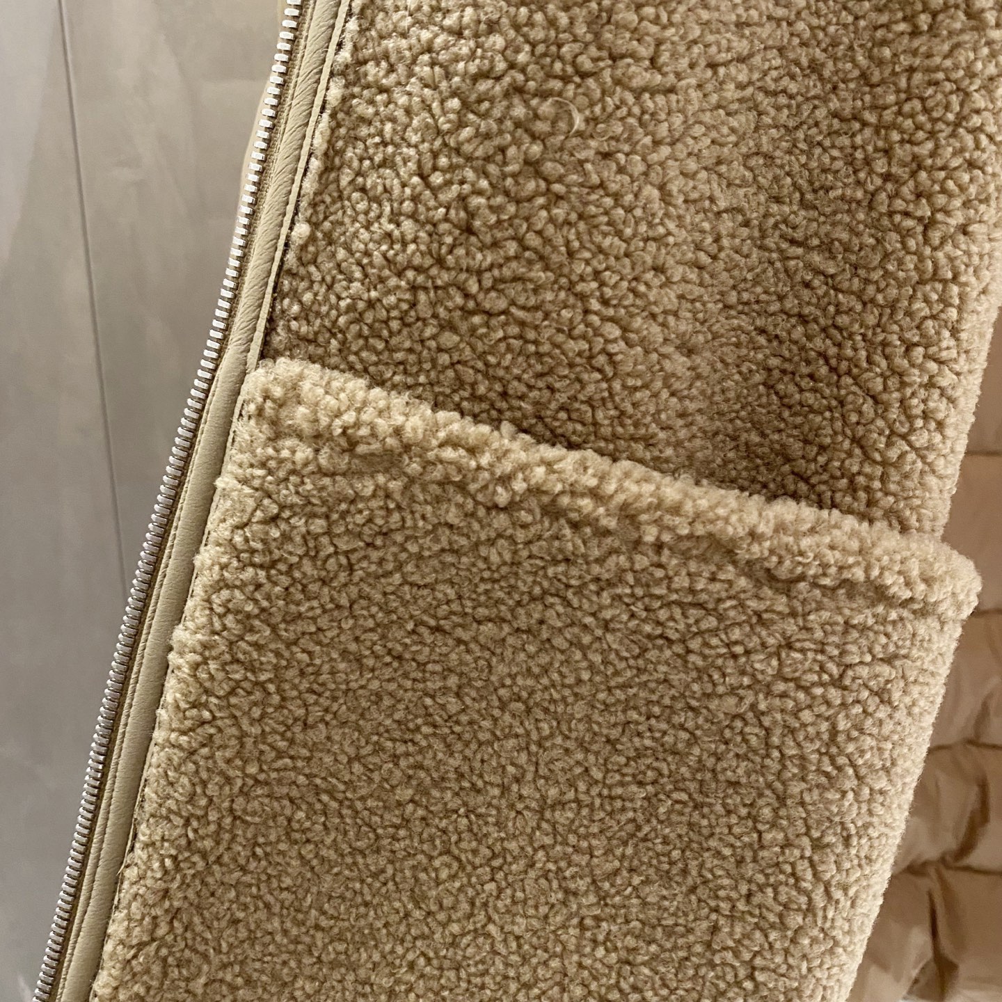 卡其色羽绒服……