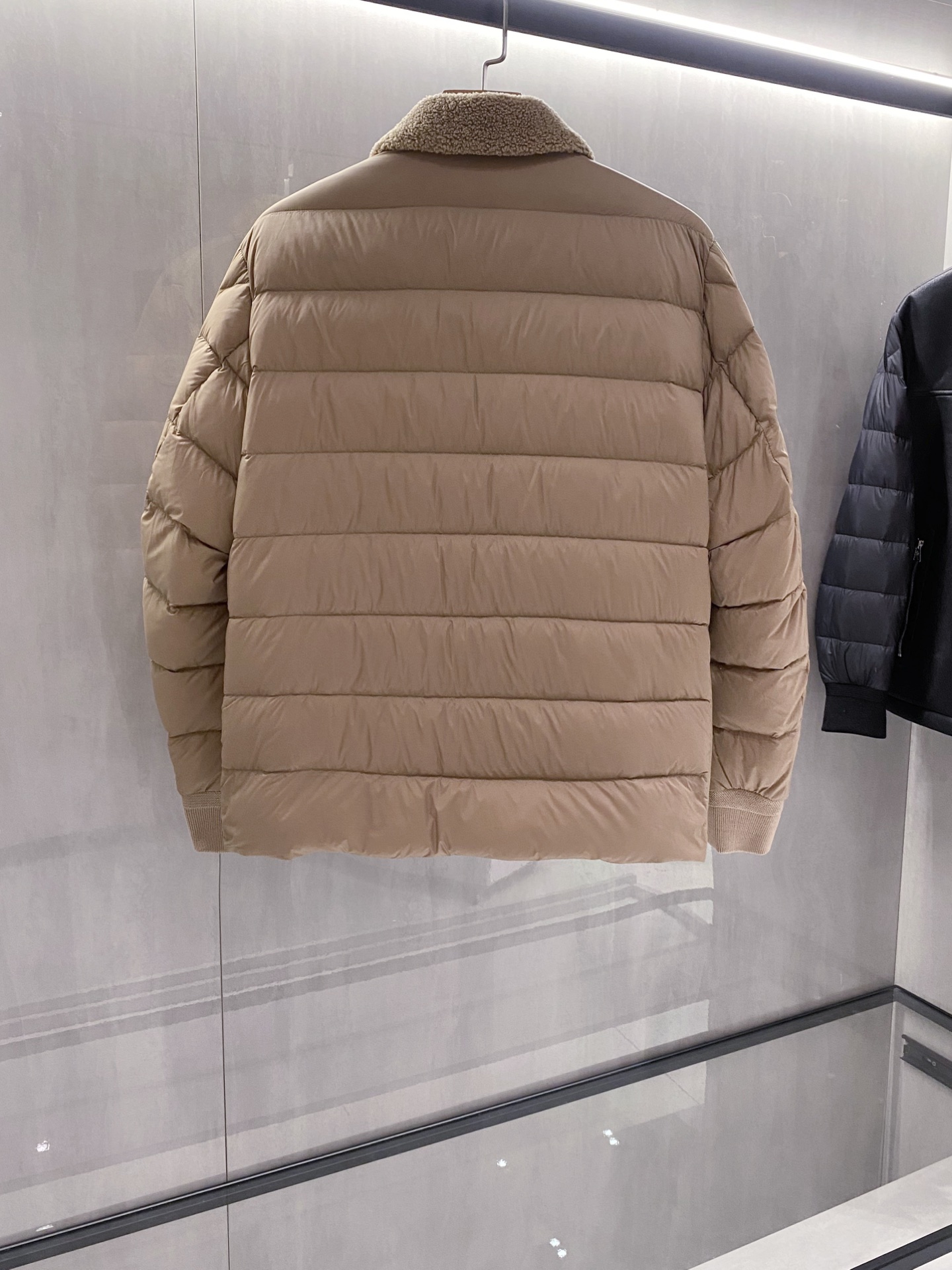 卡其色羽绒服……