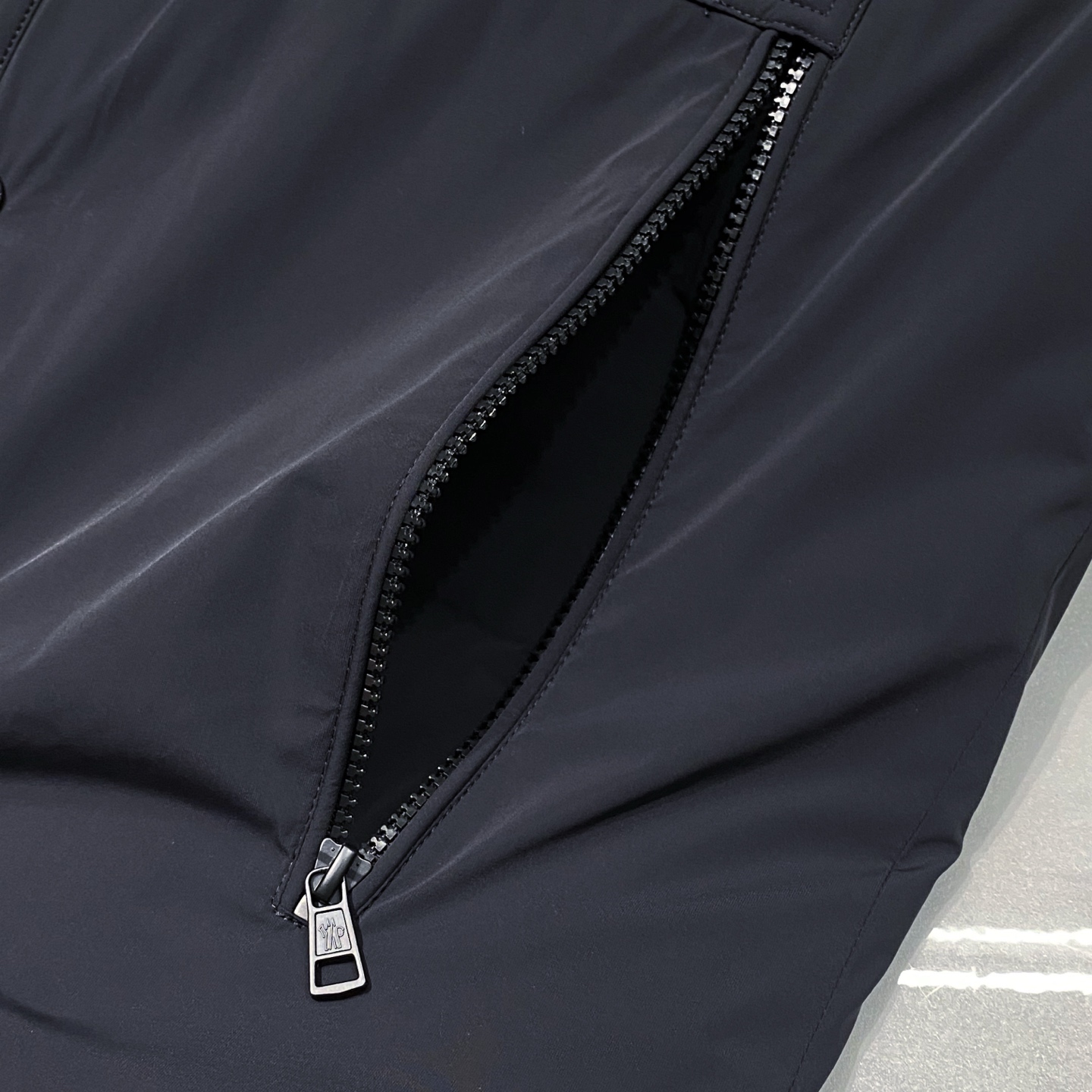 (新品)特级羽绒⬆️Moncler 轻商务Giubbotto 男士羽绒衬衫式夹克外套.鹅绒填充.🎁出厂标