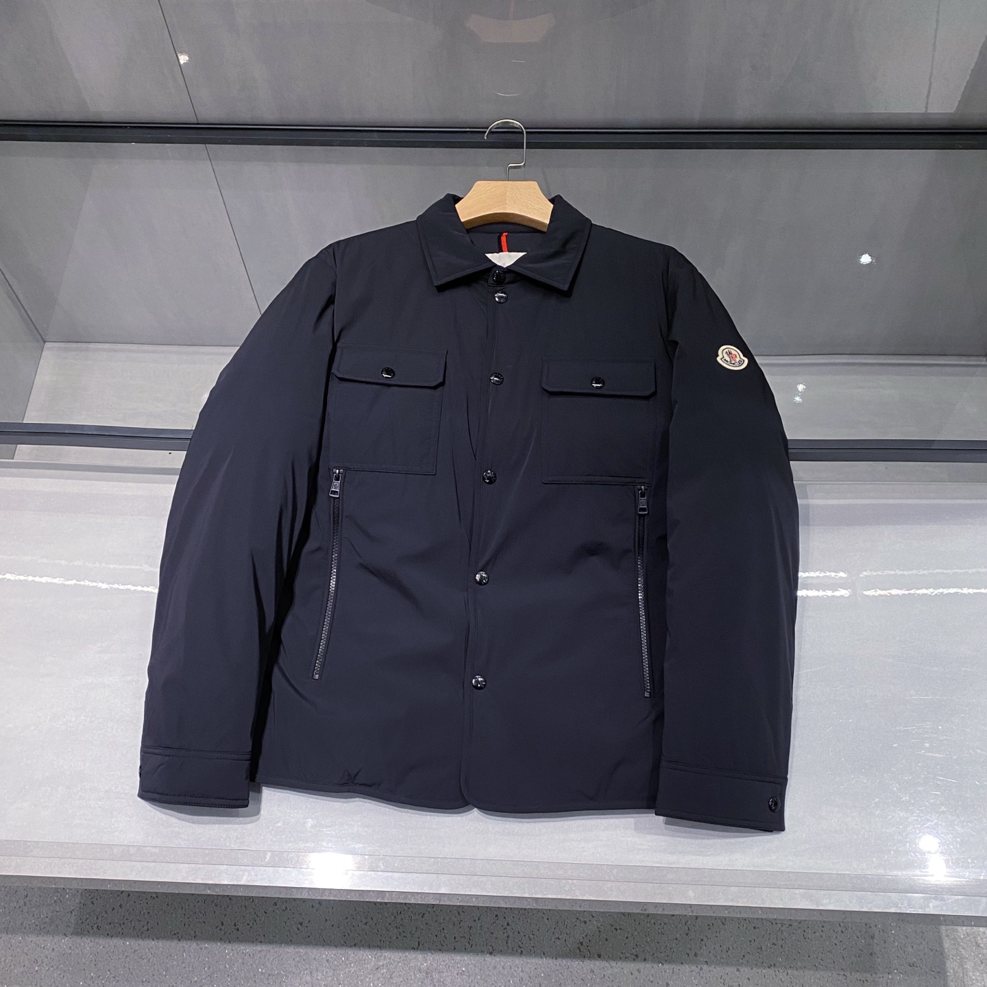 (新品)特级羽绒⬆️Moncler 轻商务Giubbotto 男士羽绒衬衫式夹克外套.鹅绒填充.🎁出厂标