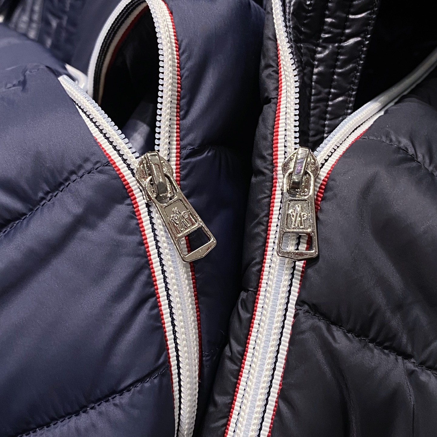 新品)2025秋冬🆕Mon*ler AverPle排骨款拼接立领羽绒服外套时尚AverPle经典款,新颖