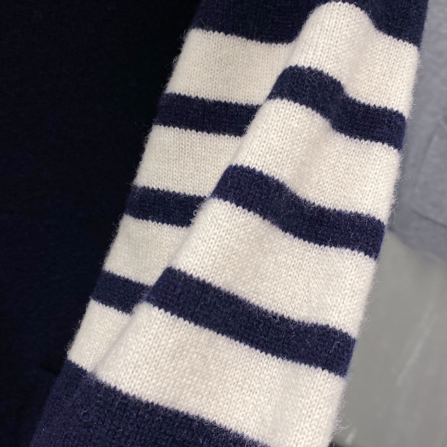 。藏蓝色羊毛开衫……