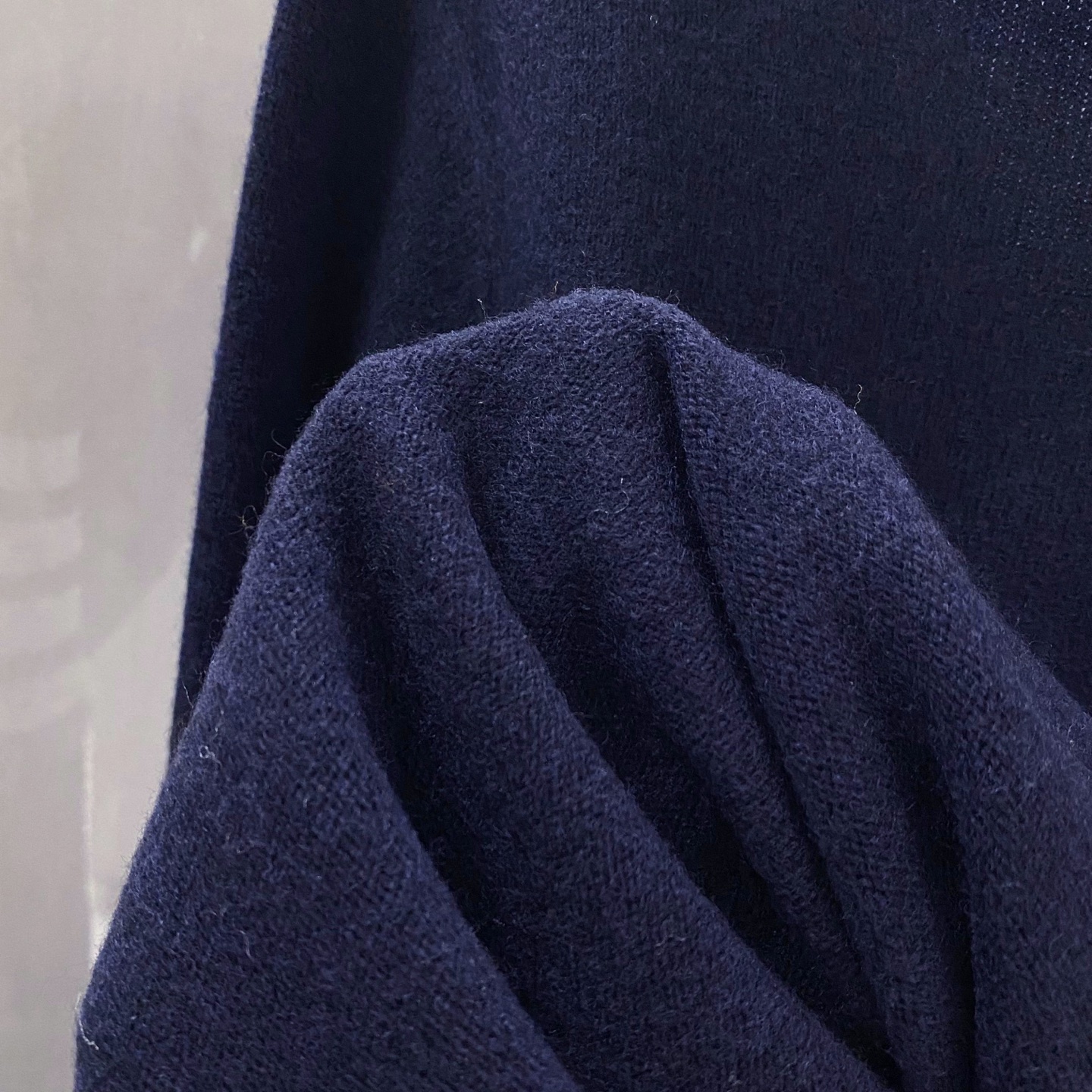 。藏蓝色羊毛开衫……