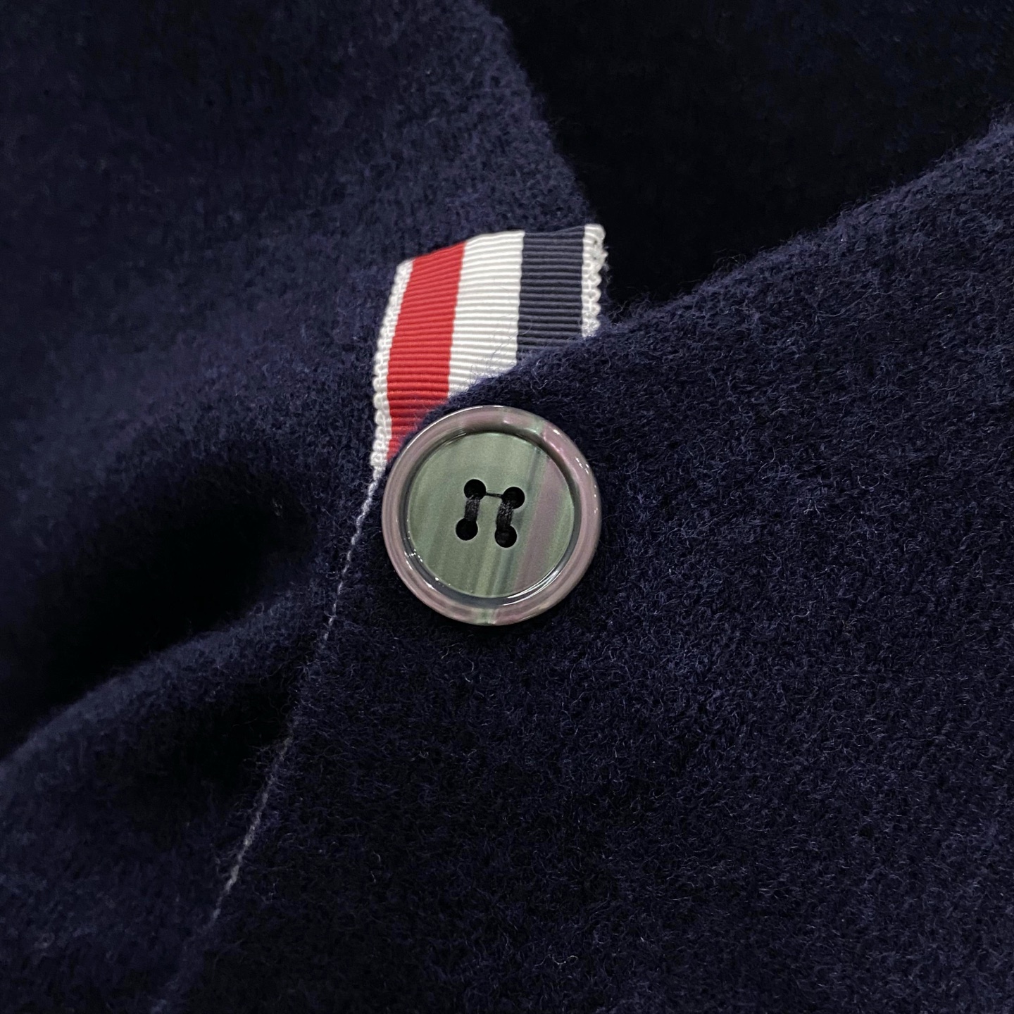 。藏蓝色羊毛开衫……