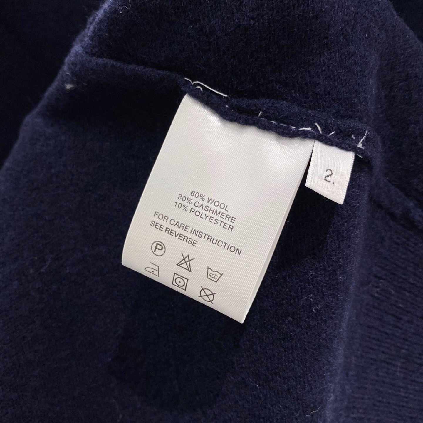 。藏蓝色羊毛开衫……