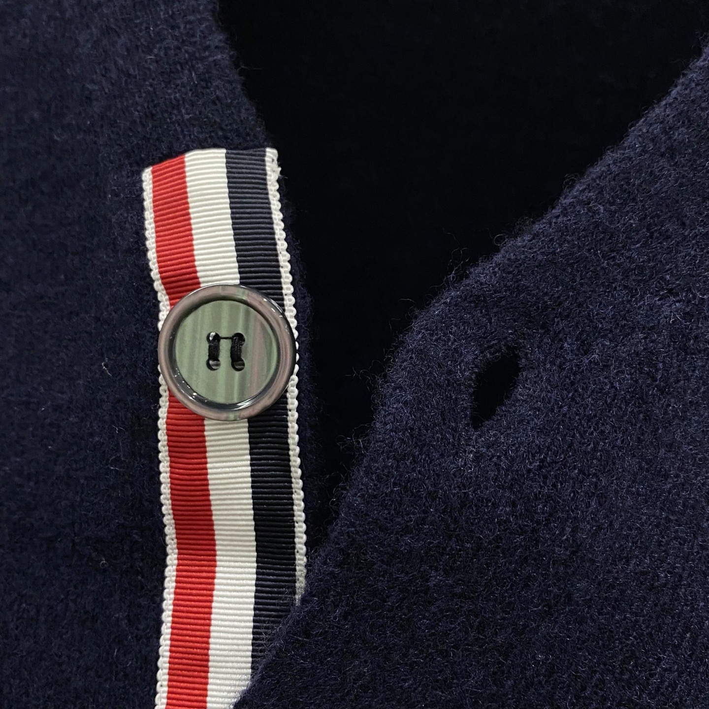 。藏蓝色羊毛开衫……