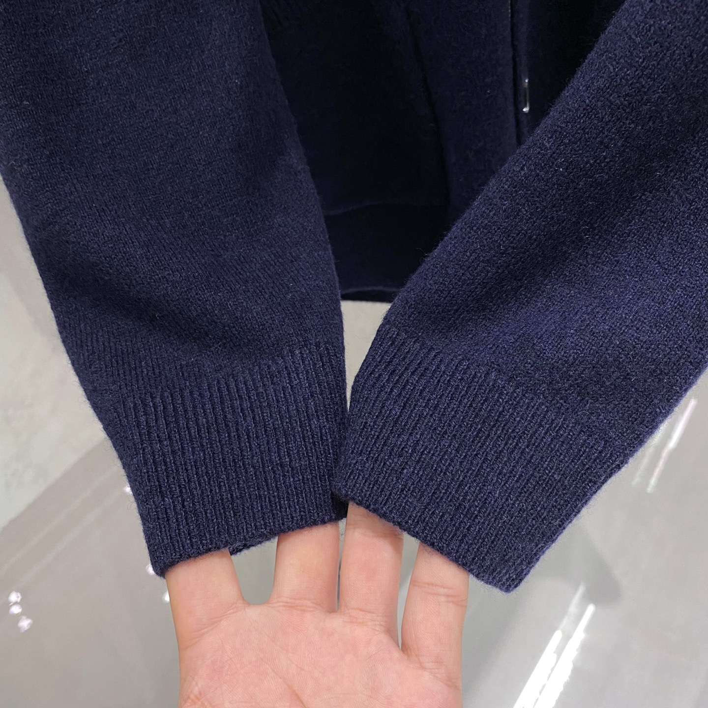 。藏蓝色羊毛开衫……