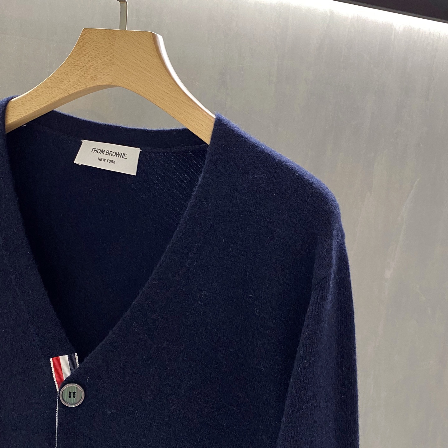 。藏蓝色羊毛开衫……