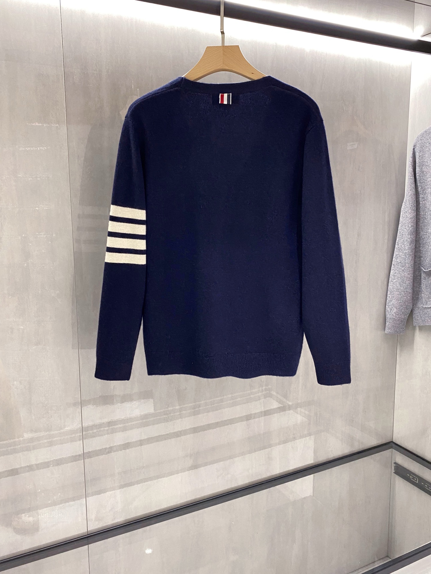 。藏蓝色羊毛开衫……