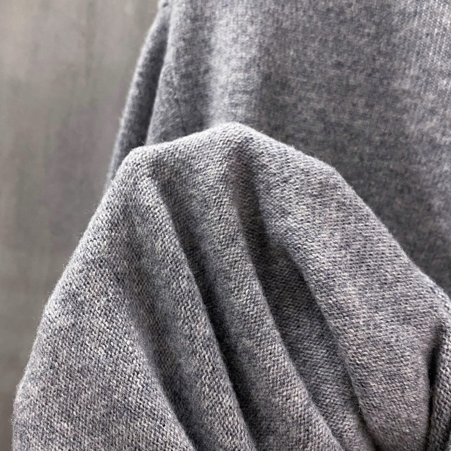 。浅灰色特写篇开衫……情侣款可穿