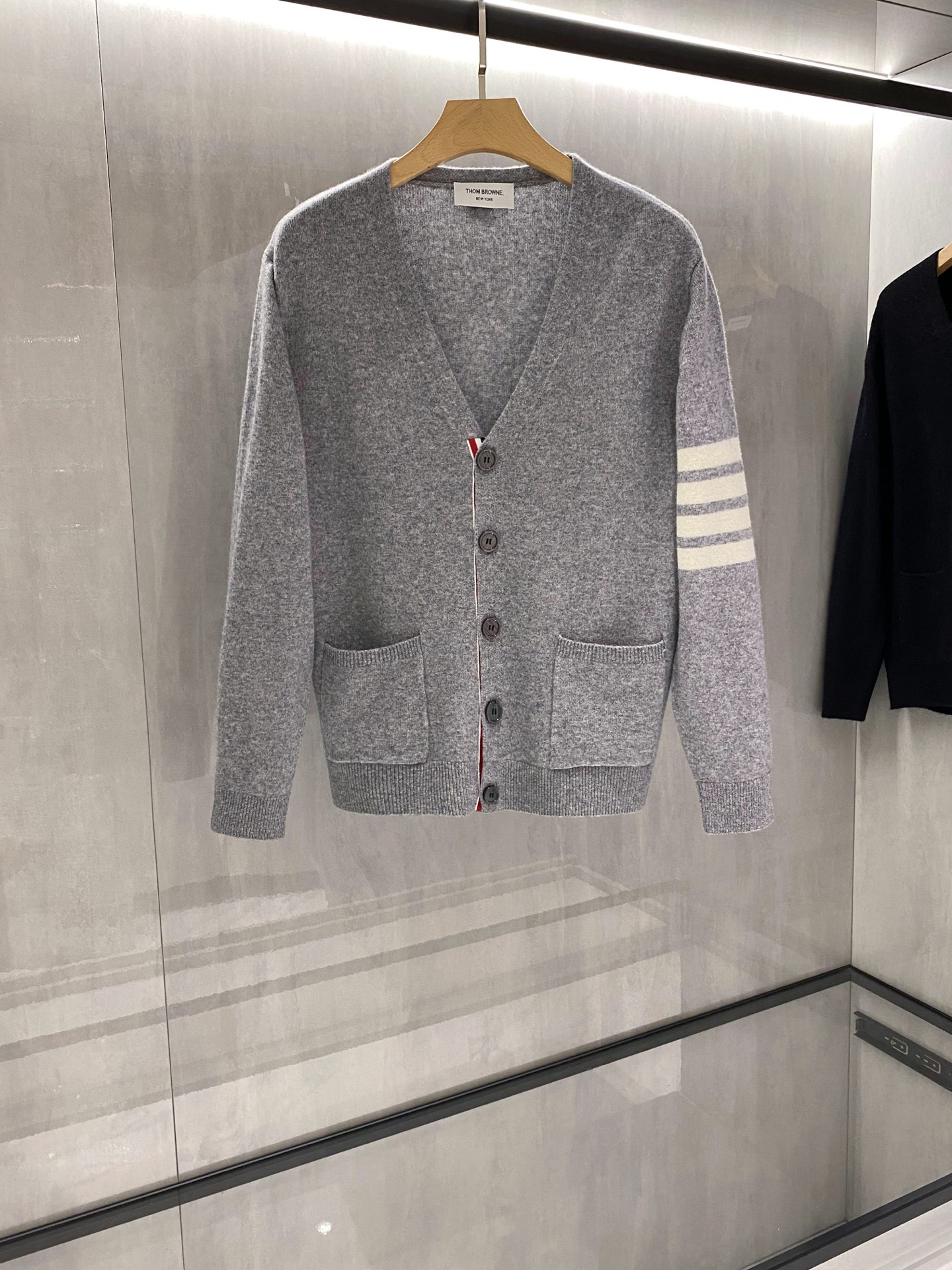 。浅灰色特写篇开衫……情侣款可穿