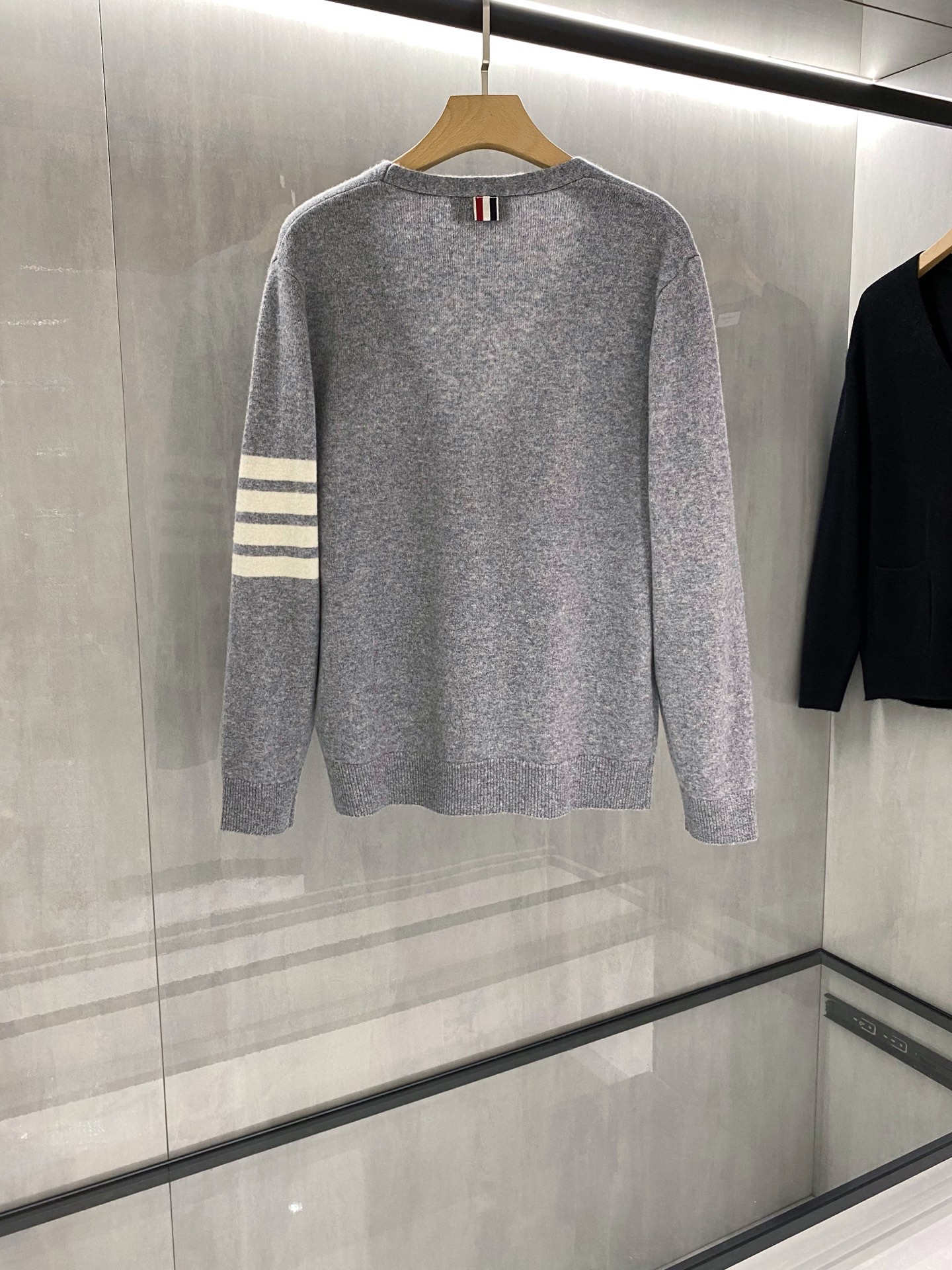 。浅灰色特写篇开衫……情侣款可穿