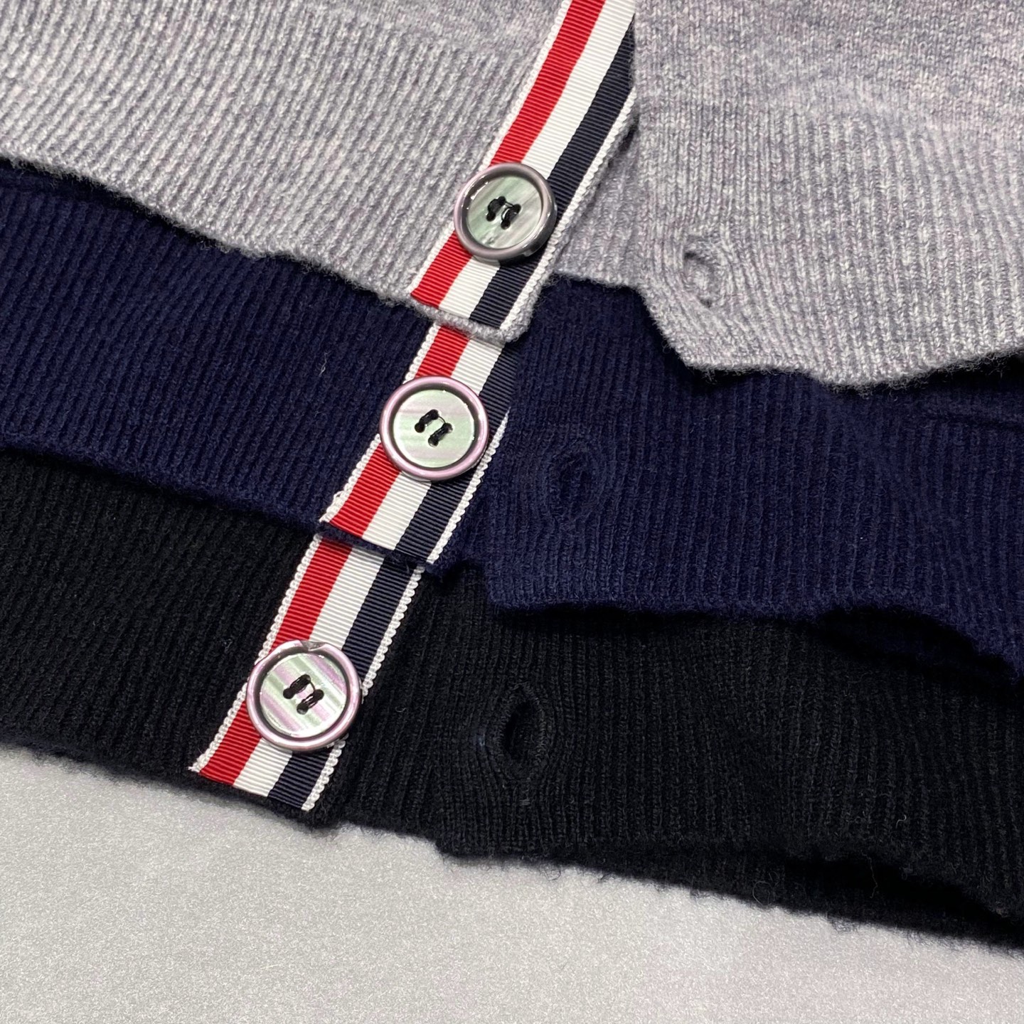 。(新品)汤姆布朗！💏情侣款 经典“哈比”式开衫,裁剪设计搭配专利性的罗缎彩条与四杆元素堪称一绝.实穿性