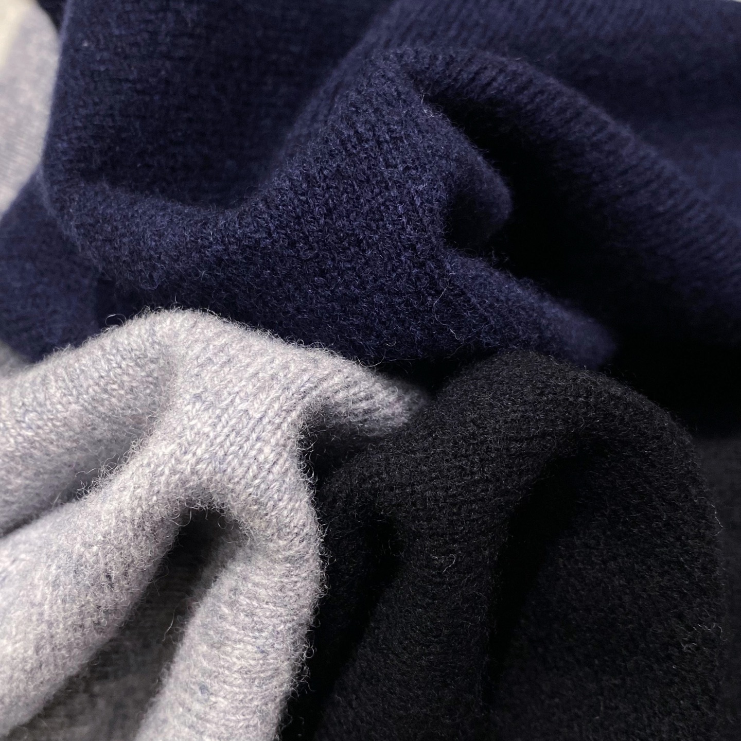 。(新品)汤姆布朗！💏情侣款 经典“哈比”式开衫,裁剪设计搭配专利性的罗缎彩条与四杆元素堪称一绝.实穿性