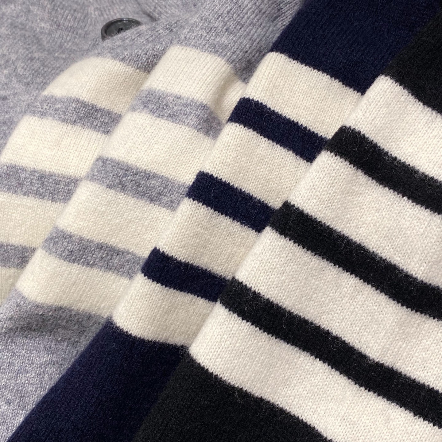 。(新品)汤姆布朗！💏情侣款 经典“哈比”式开衫,裁剪设计搭配专利性的罗缎彩条与四杆元素堪称一绝.实穿性